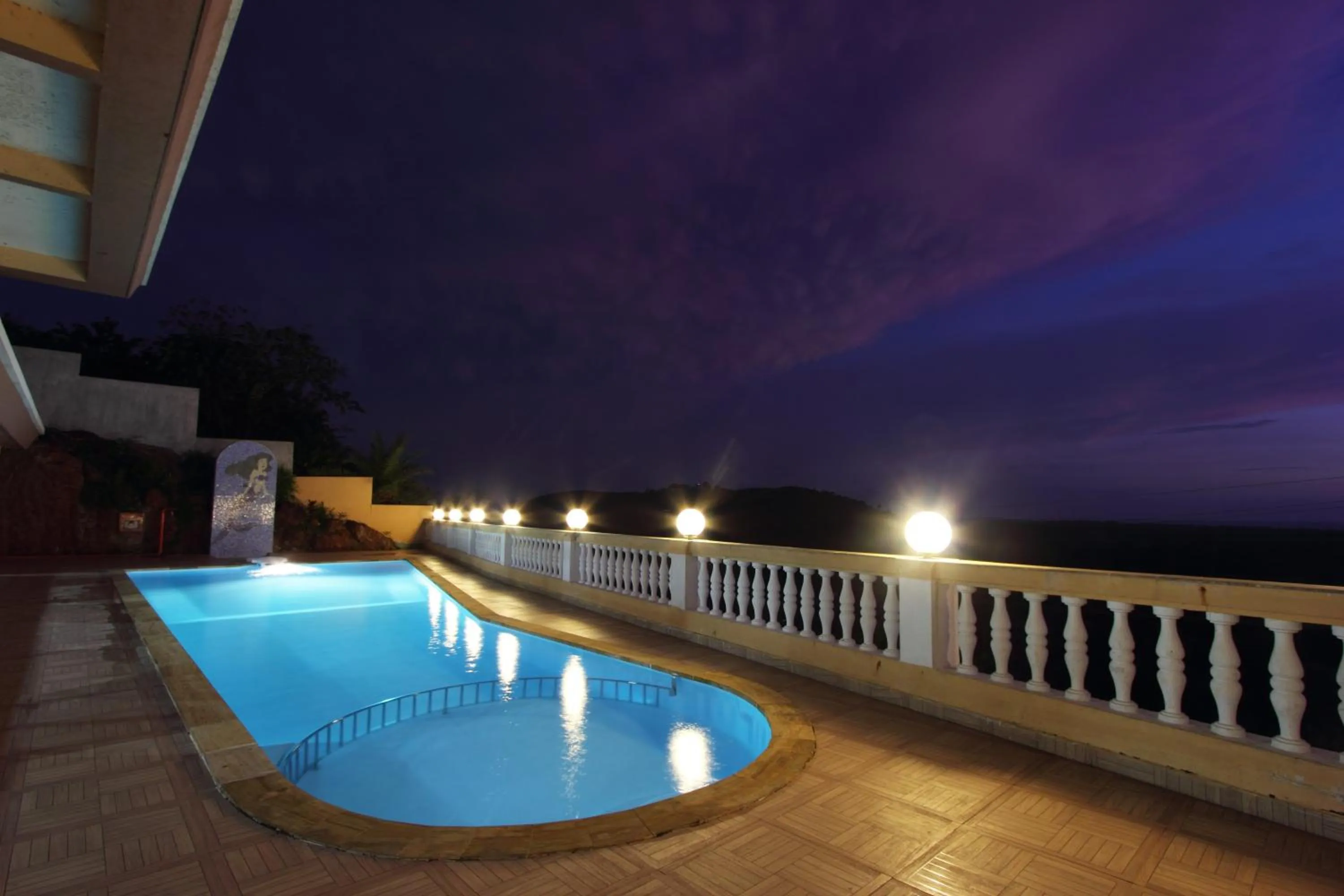 Swimming pool in The Queeny