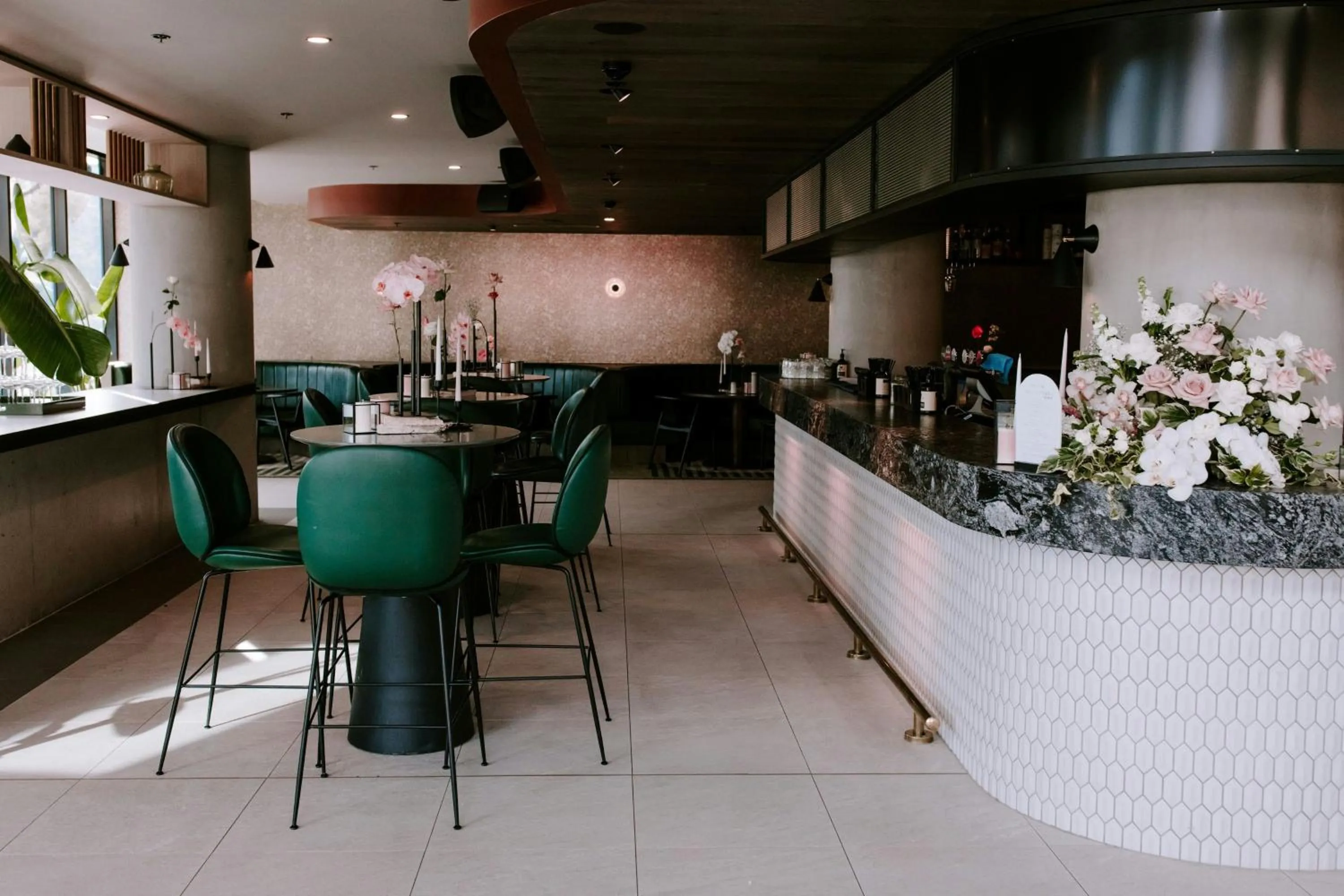 Lounge or bar in Midnight Hotel, Autograph Collection