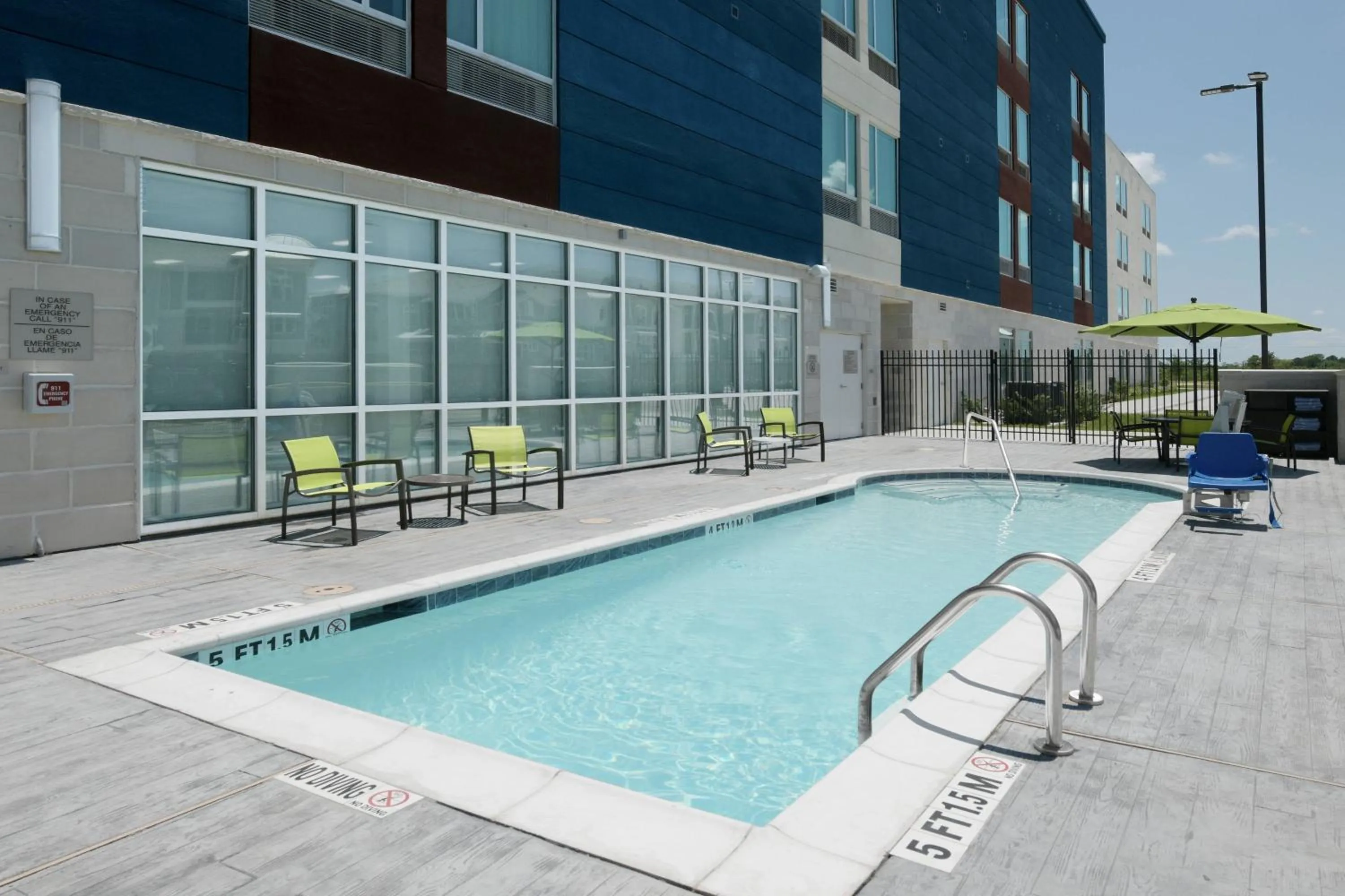 Swimming pool in SpringHill Suites by Marriott Texas City