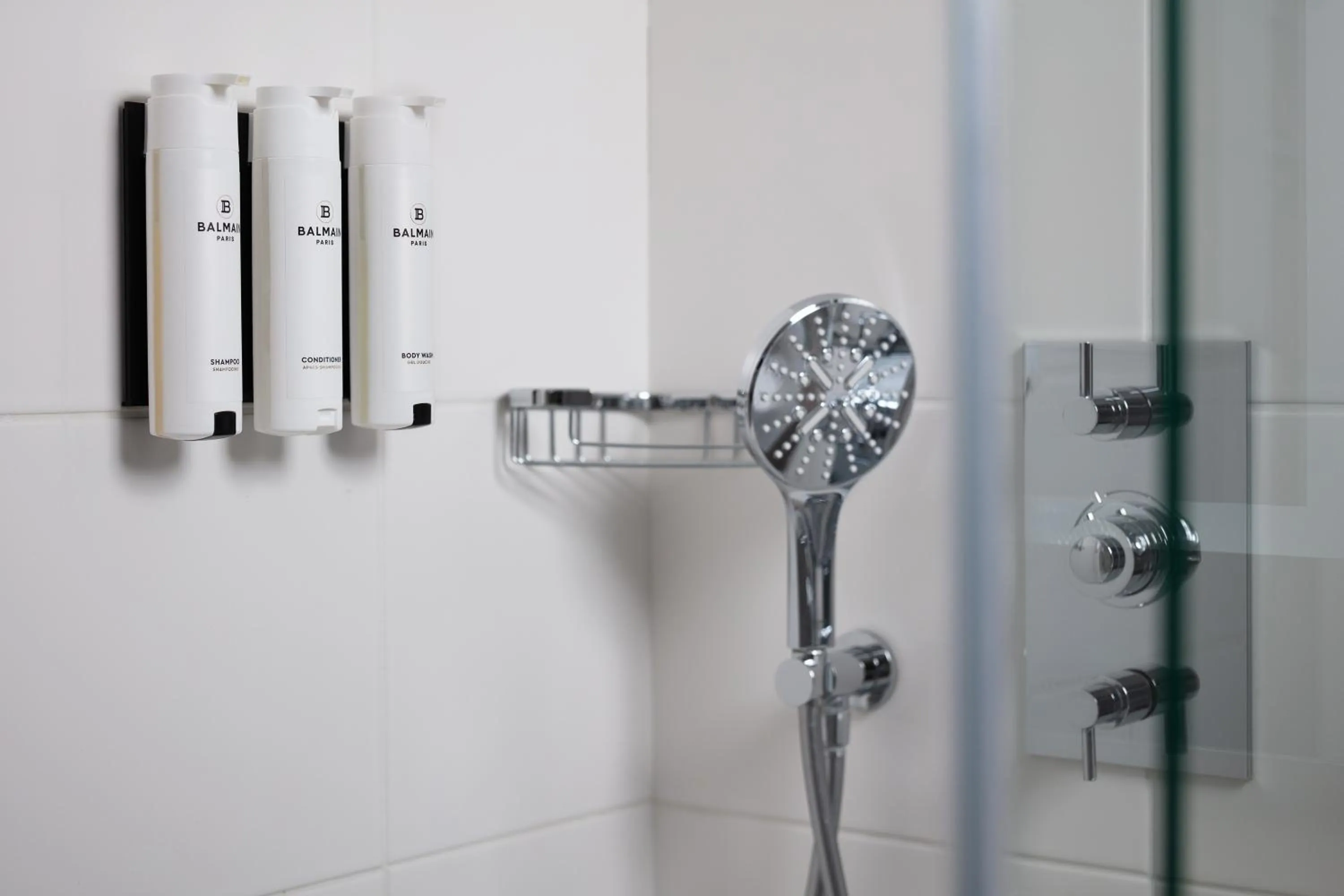 Bathroom in Courtyard by Marriott Paris Porte de Versailles