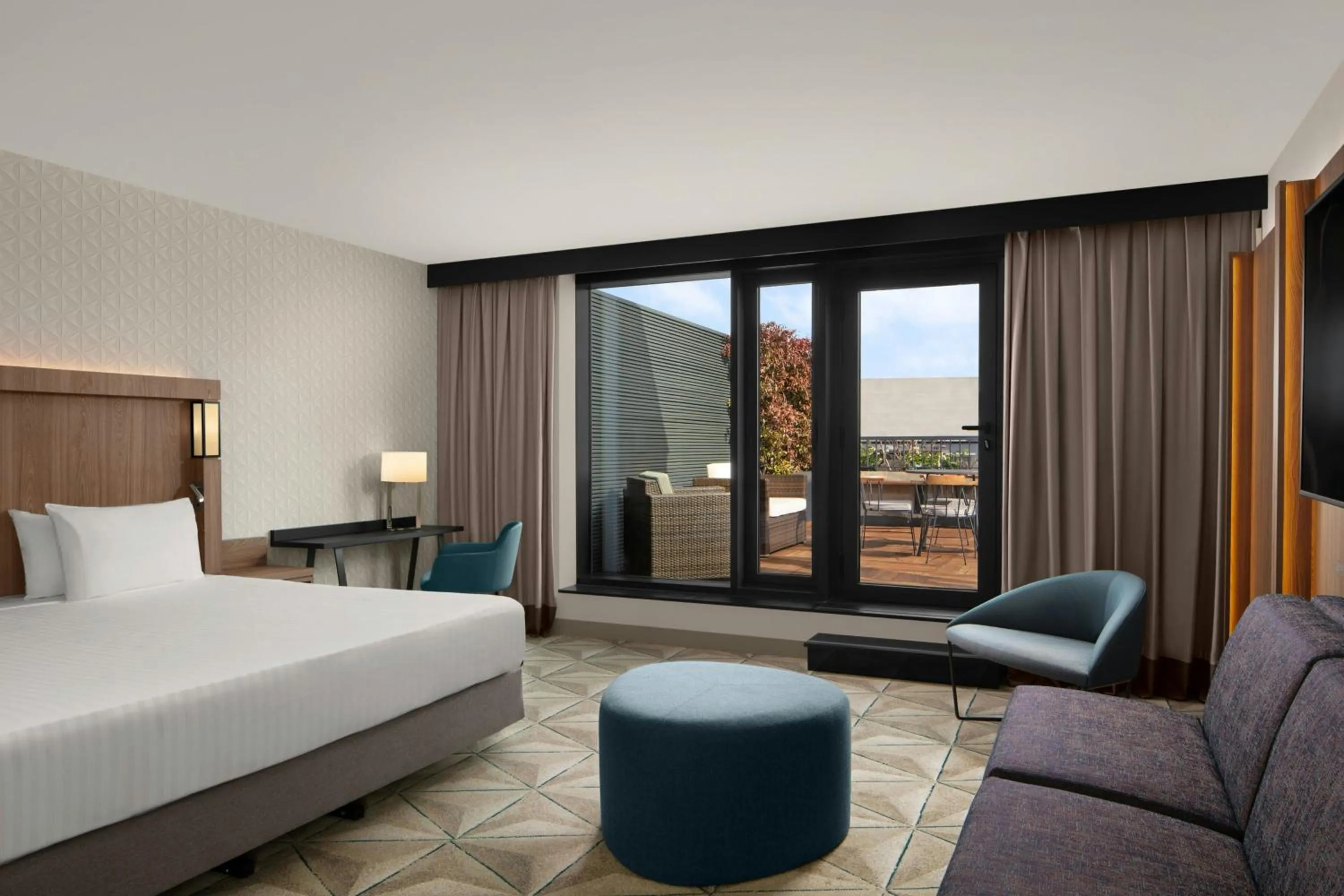Bedroom, Bed in Courtyard by Marriott Paris Porte de Versailles