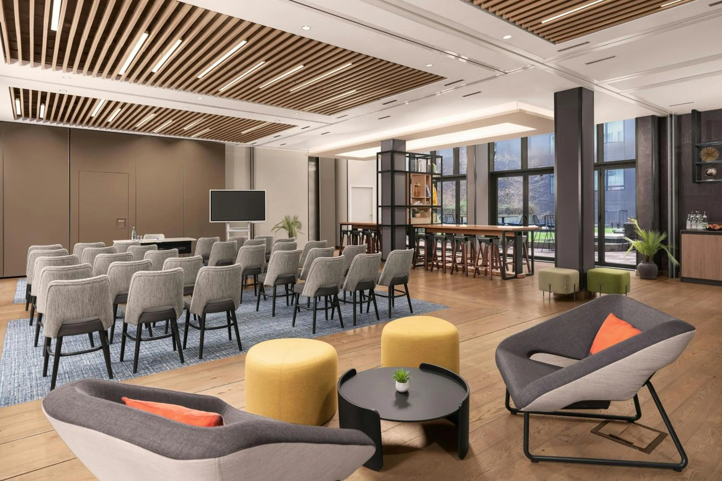 Lounge or bar in Courtyard by Marriott Paris Porte de Versailles