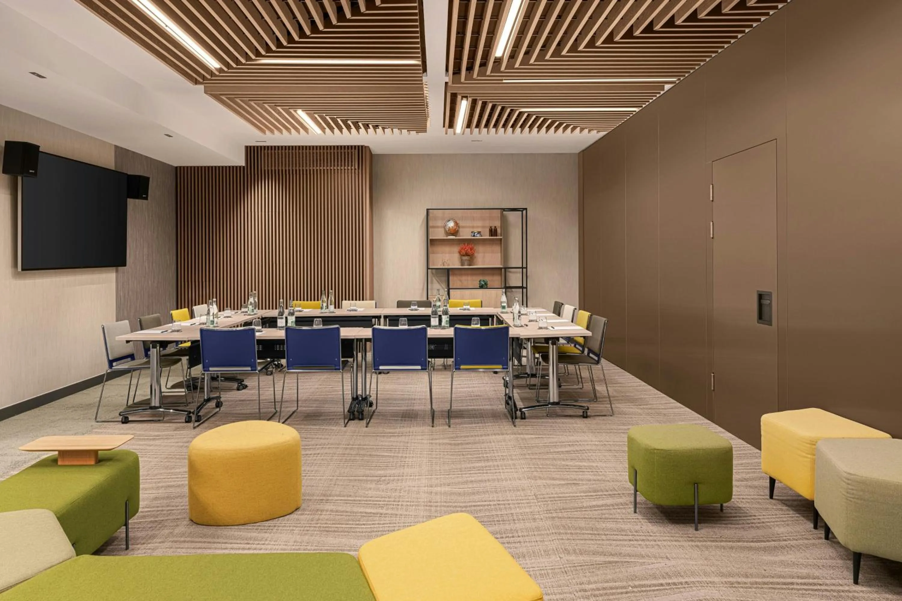 Lounge or bar in Courtyard by Marriott Paris Porte de Versailles