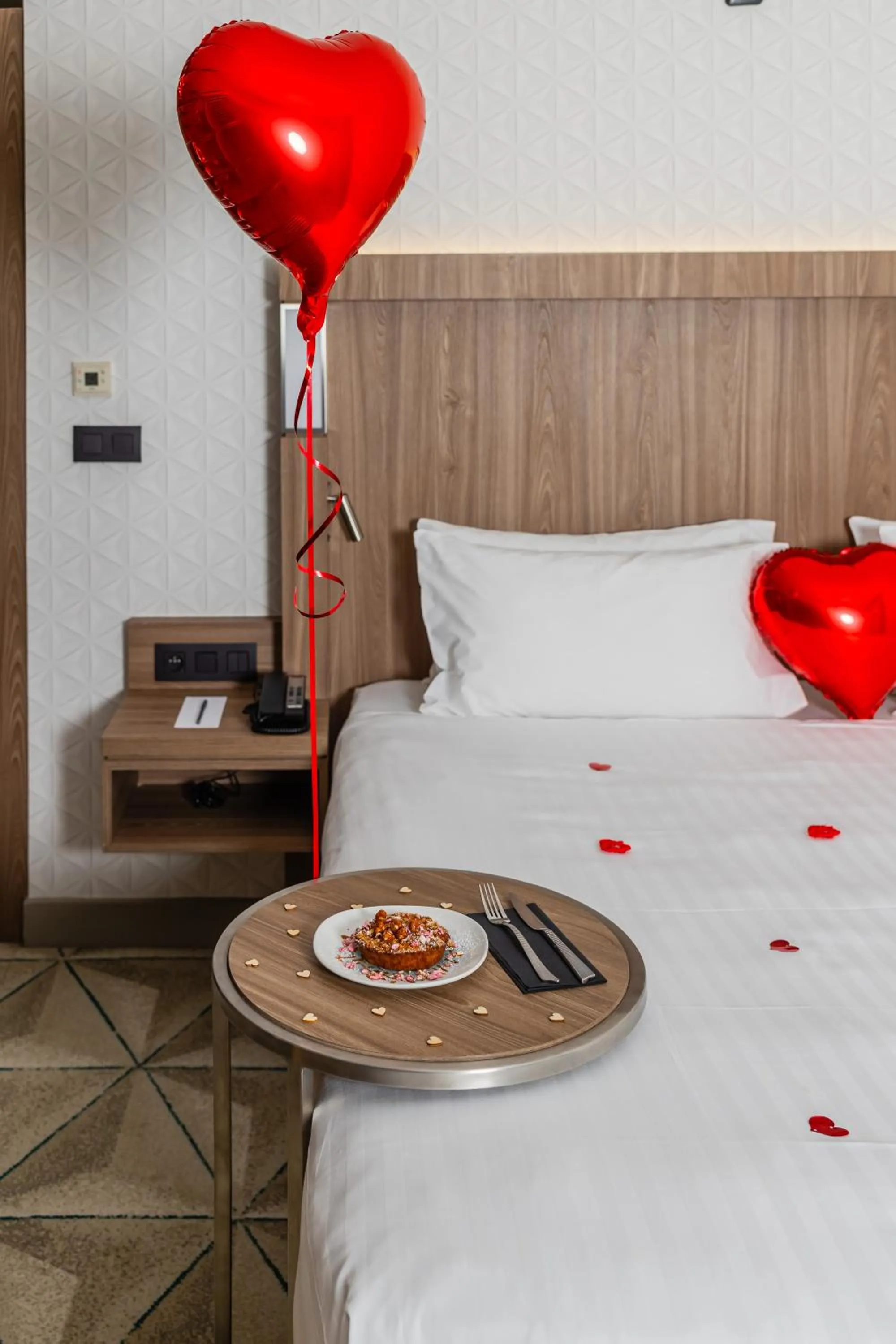 Shower, Bed in Courtyard by Marriott Paris Porte de Versailles