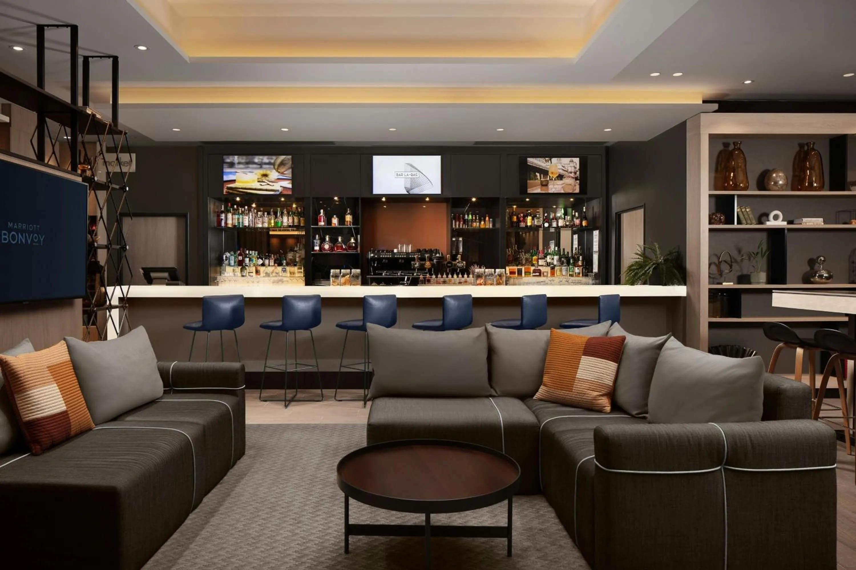 Lounge or bar in Courtyard by Marriott Paris Porte de Versailles