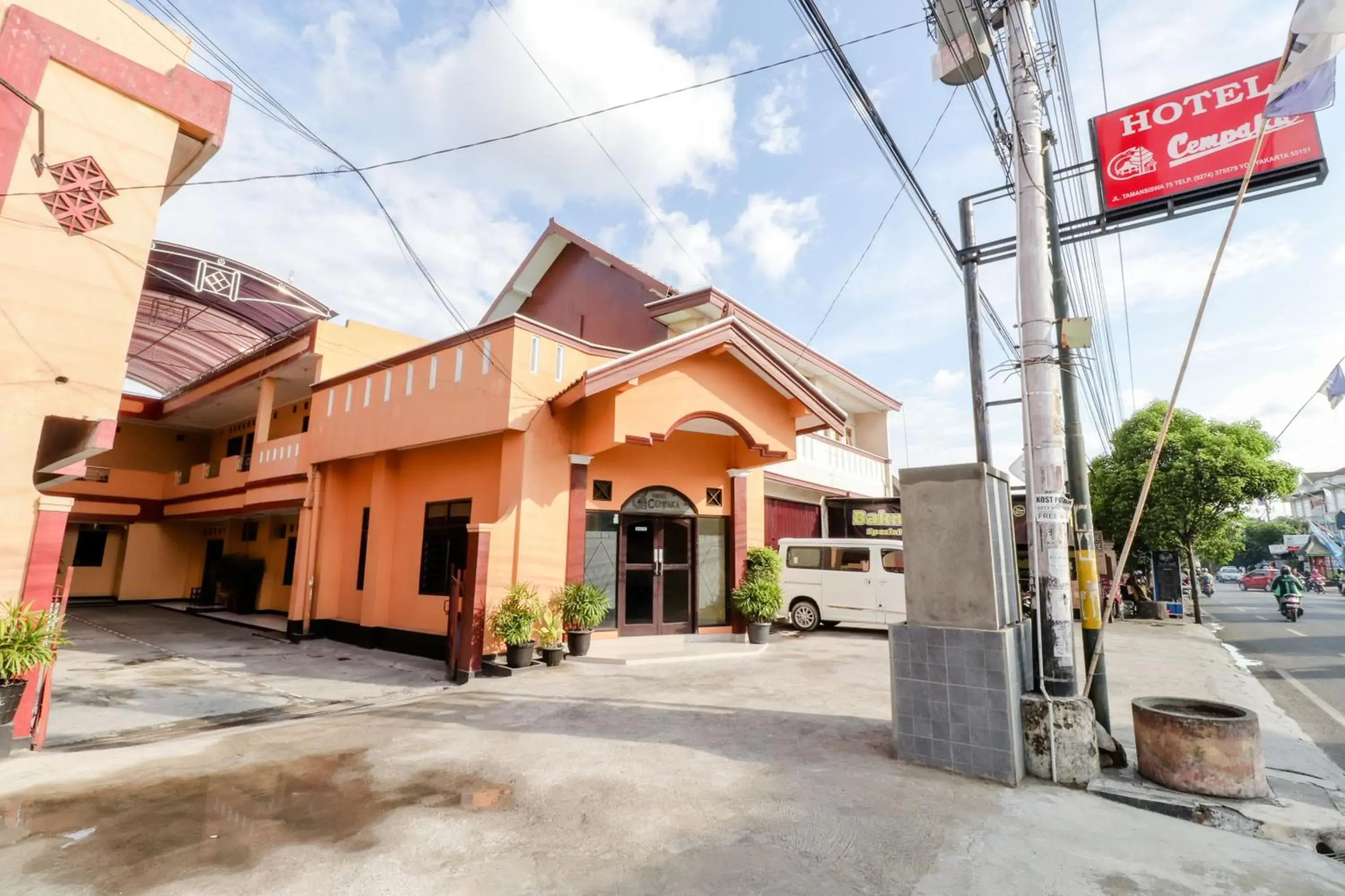 Facade/entrance in Cempaka Hotel Facade/entrance in Cempaka Hotel