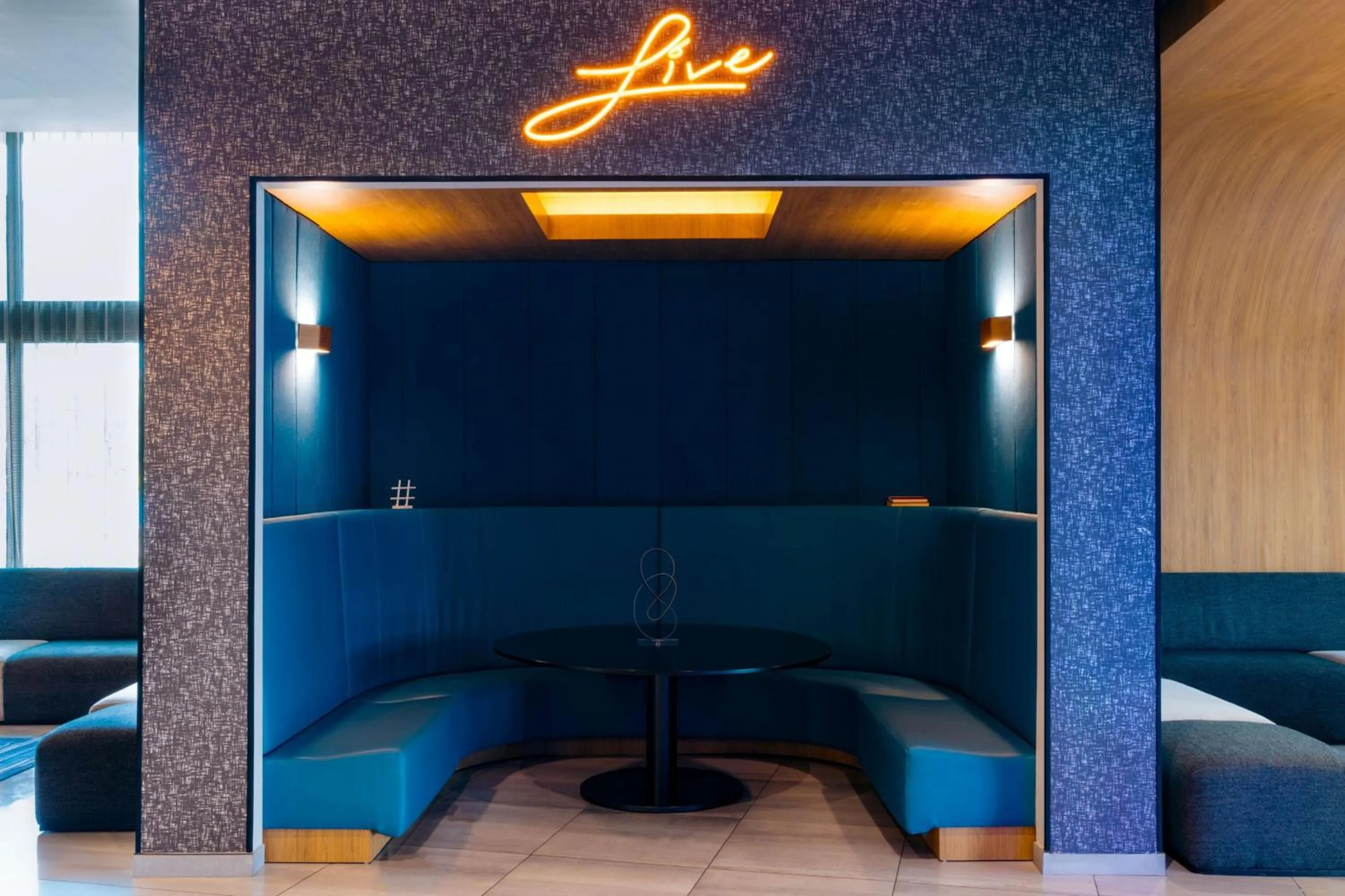 Lounge or bar in Aloft San Juan