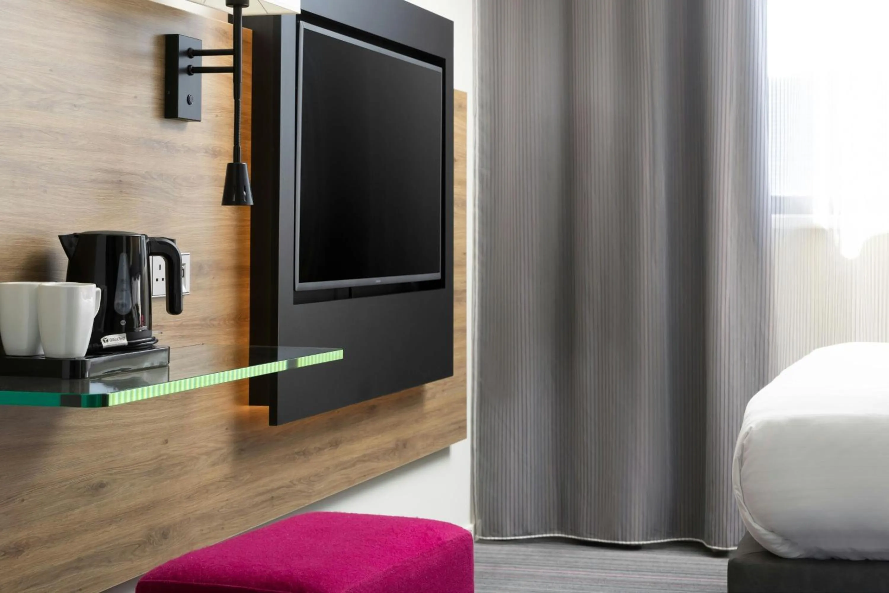 Photo of the whole room in Moxy Southampton