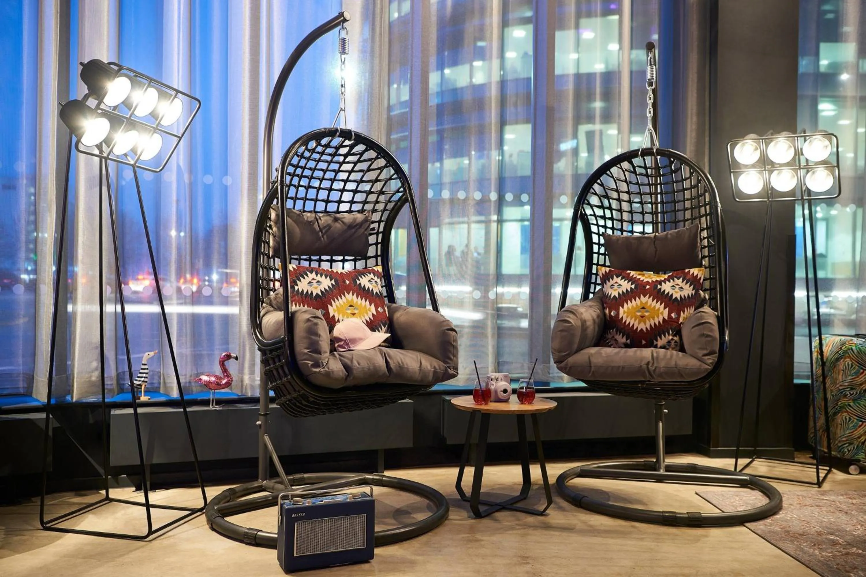 Living room in Moxy Southampton