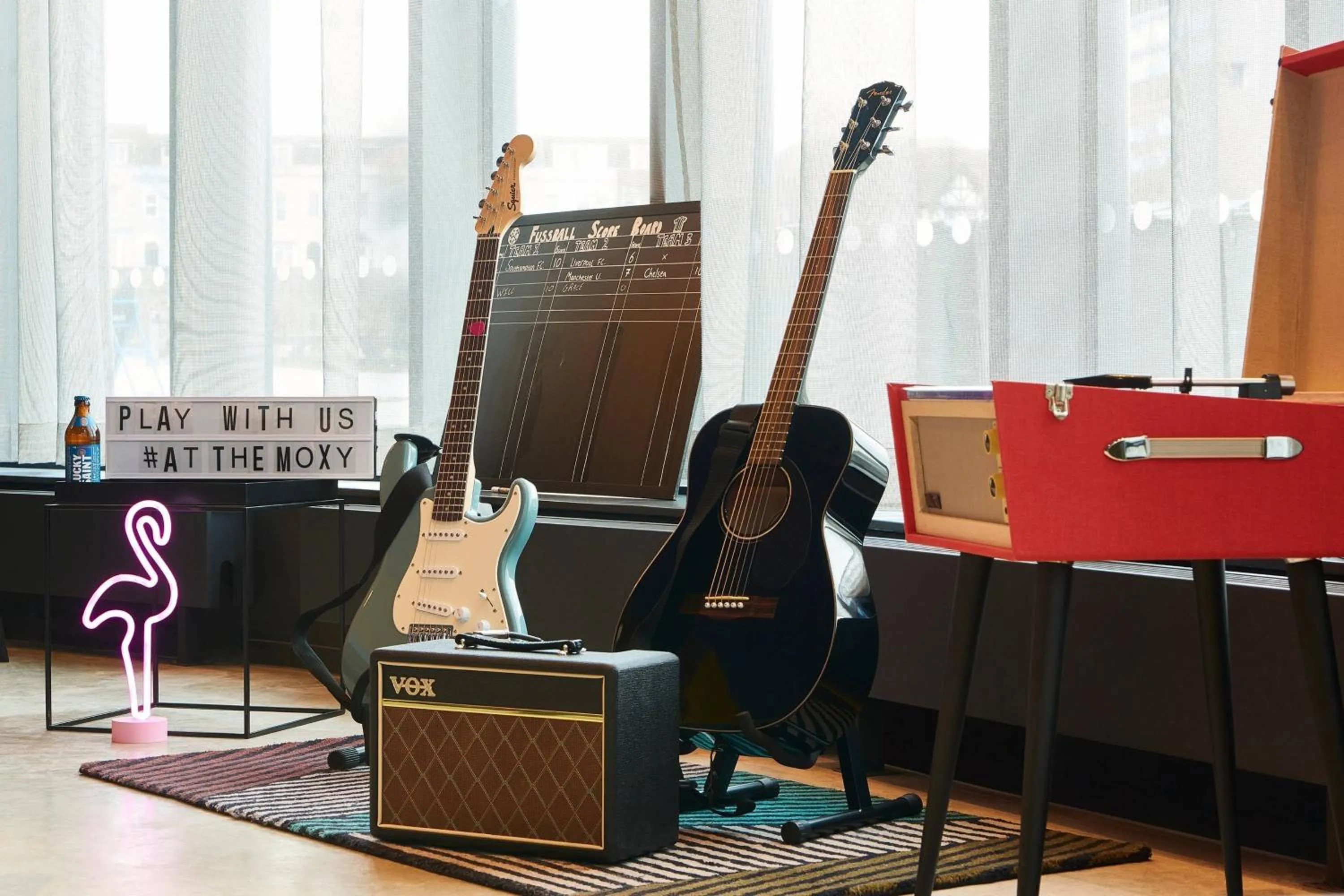 Living room in Moxy Southampton