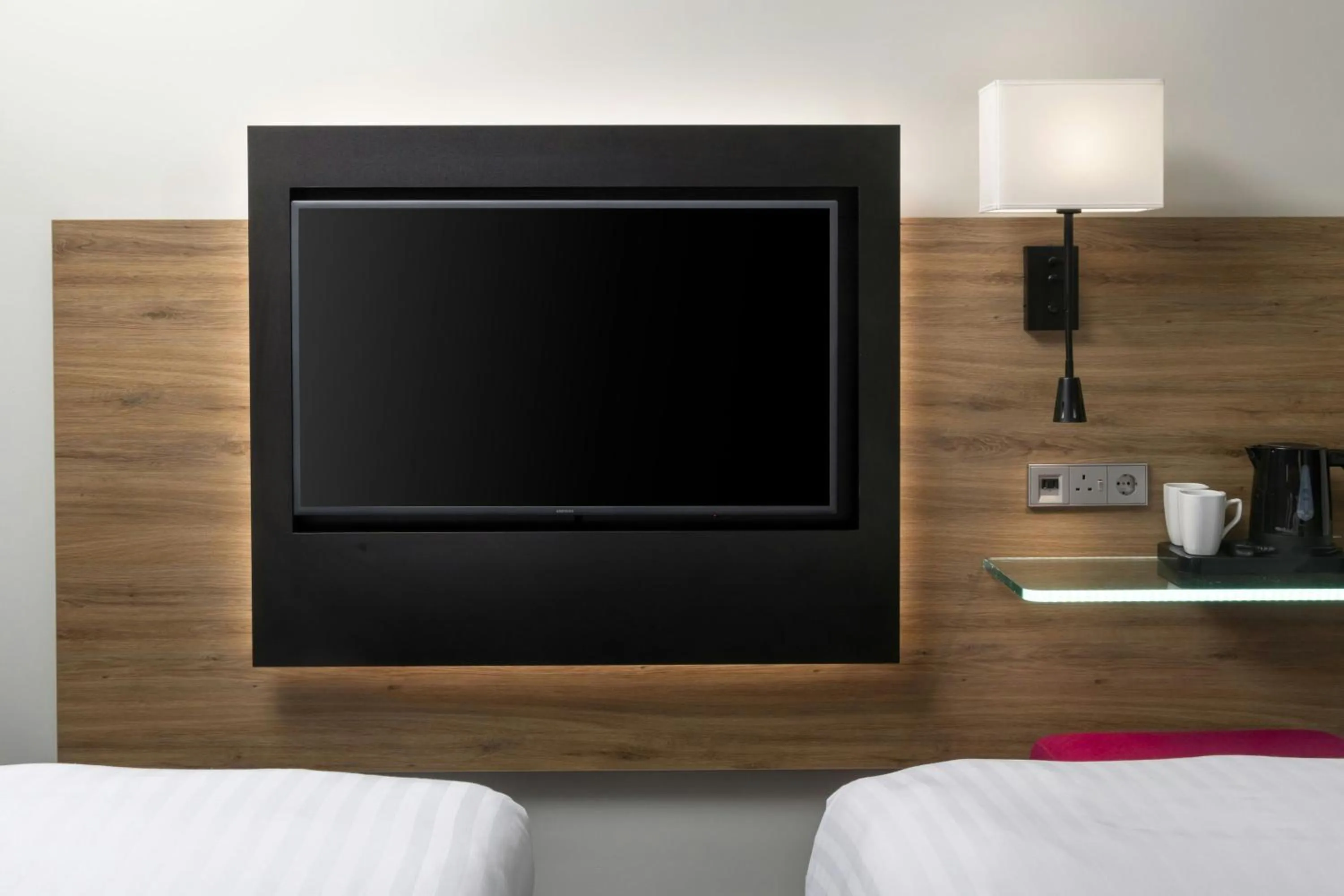 Photo of the whole room, Bed in Moxy Southampton