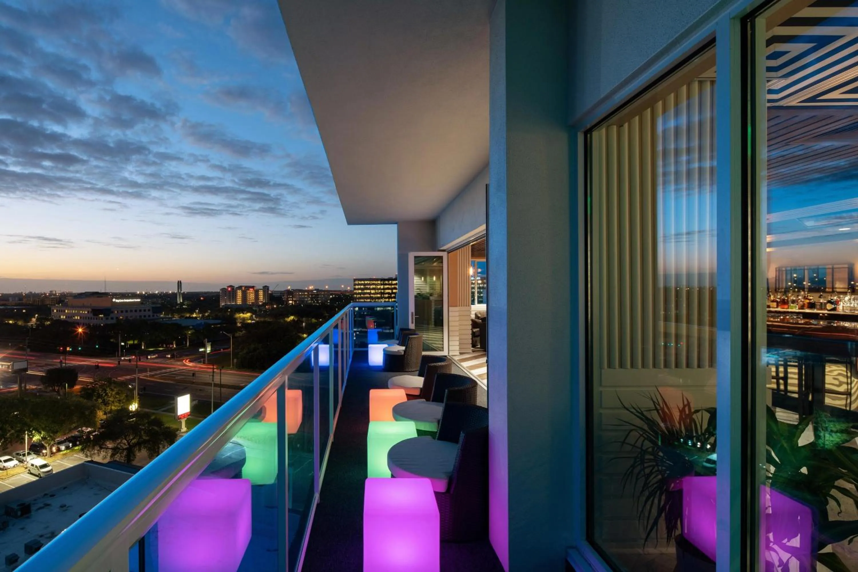 Lounge or bar in The Karol Hotel, St. Petersburg Clearwater, a Tribute Portfolio Hotel