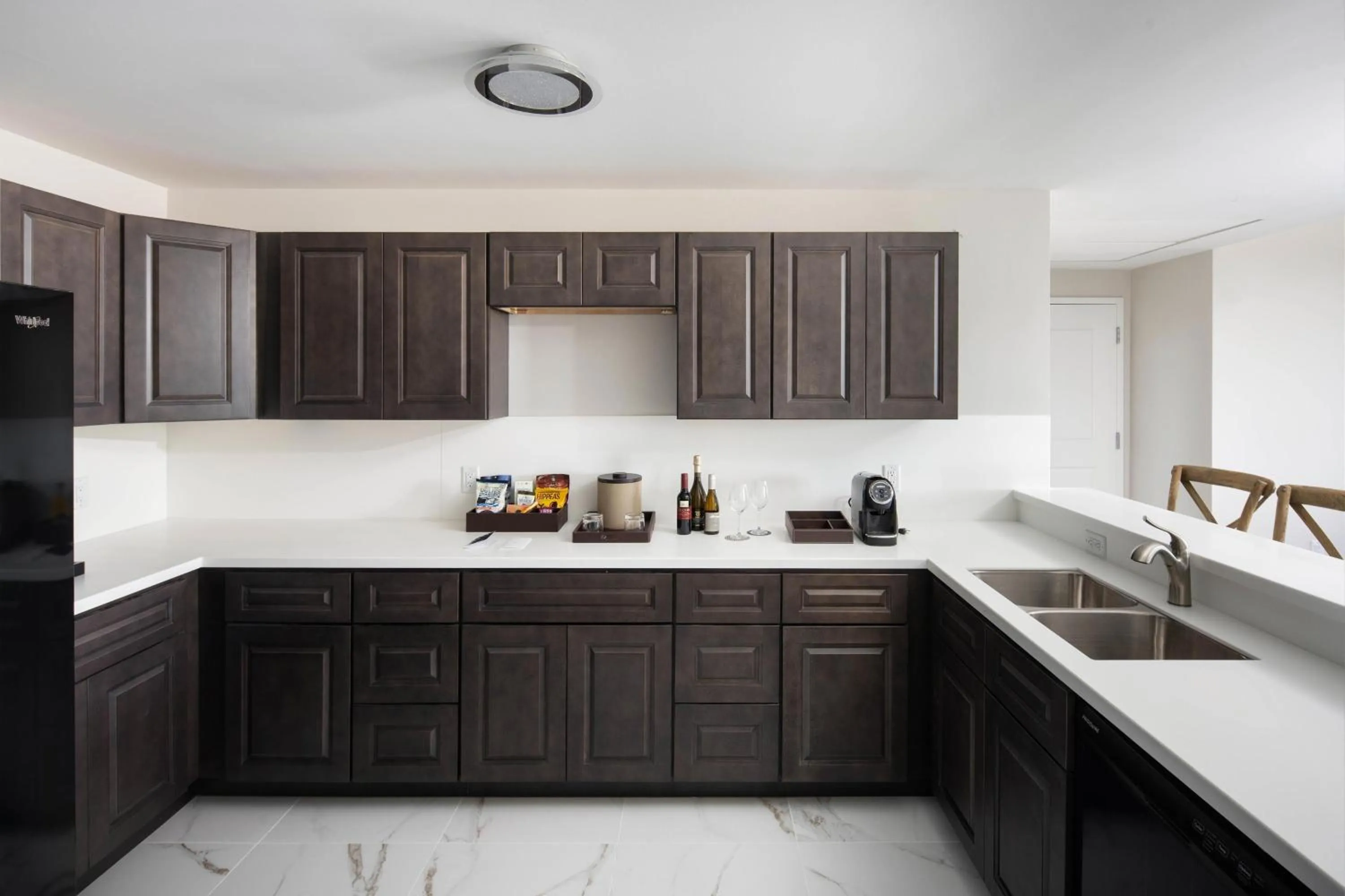 Kitchen or kitchenette in The Karol Hotel, St. Petersburg Clearwater, a Tribute Portfolio Hotel