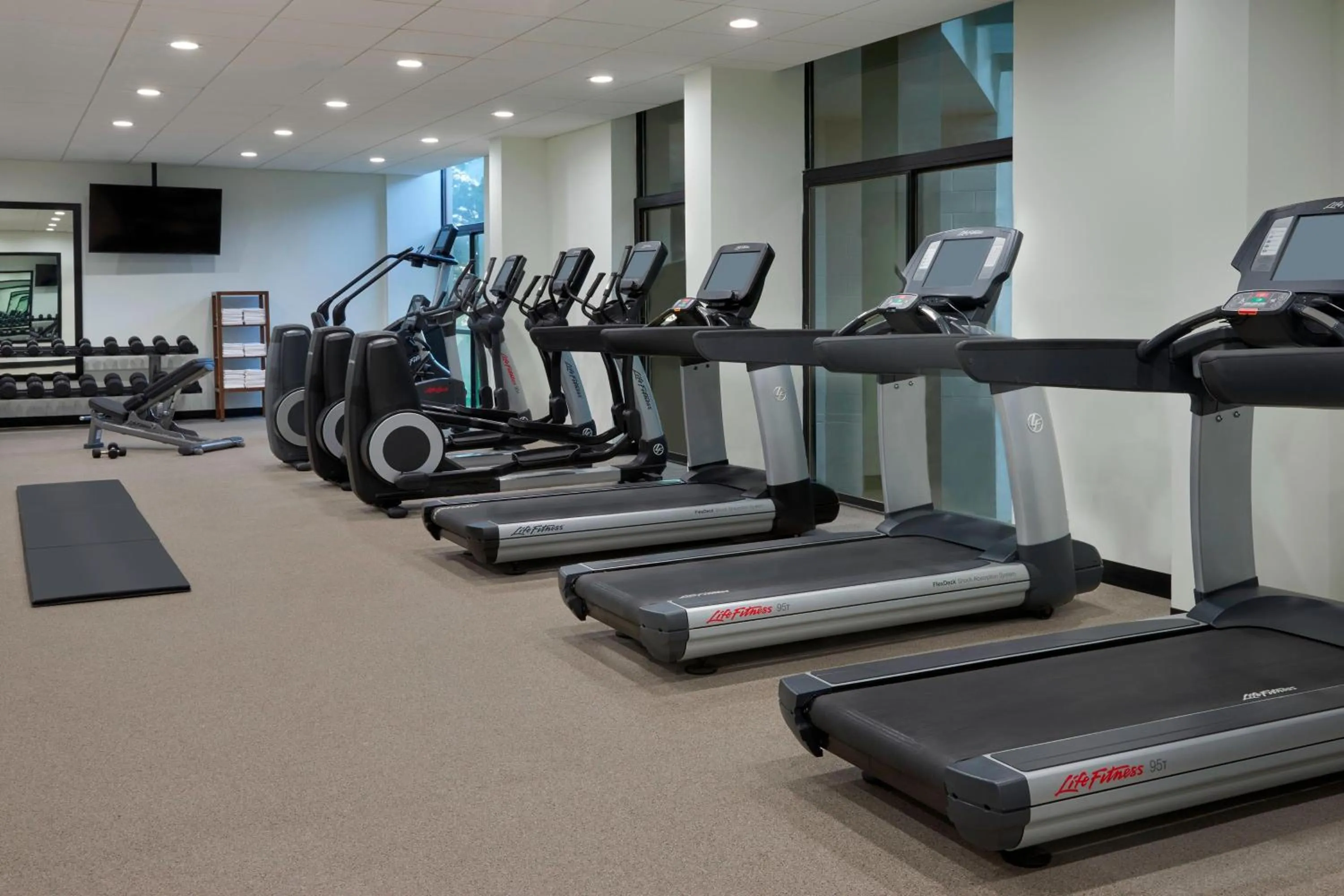 Fitness centre/facilities in Element Toronto Airport
