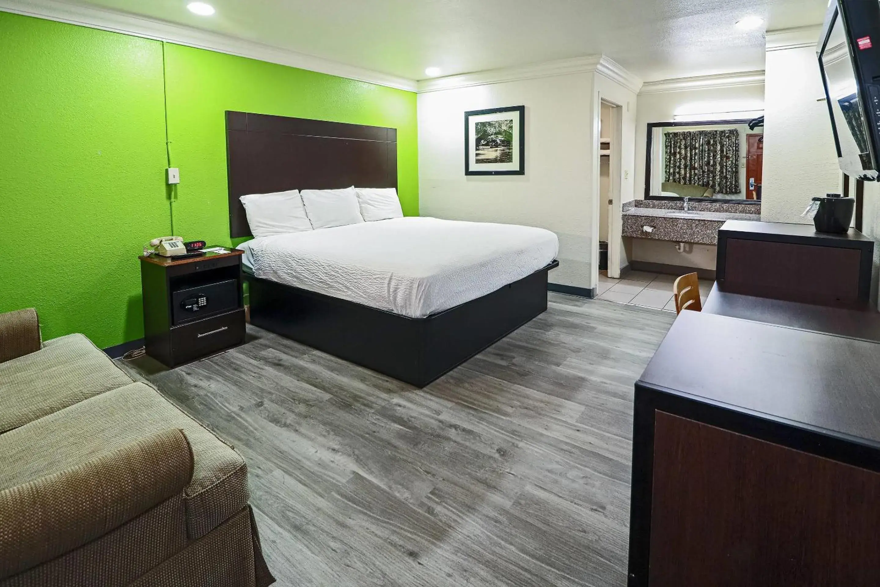 Bedroom, Bed in Rodeway Inn San Antonio Lackland AFB - SeaWorld Bedroom, Bed in Rodeway Inn San Antonio Lackland AFB - SeaWorld