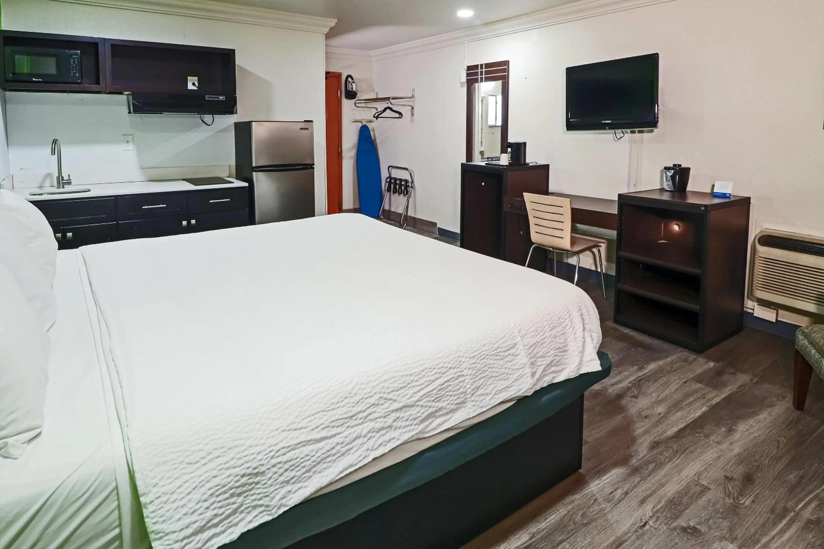 Bedroom, Bed in Rodeway Inn San Antonio Lackland AFB - SeaWorld