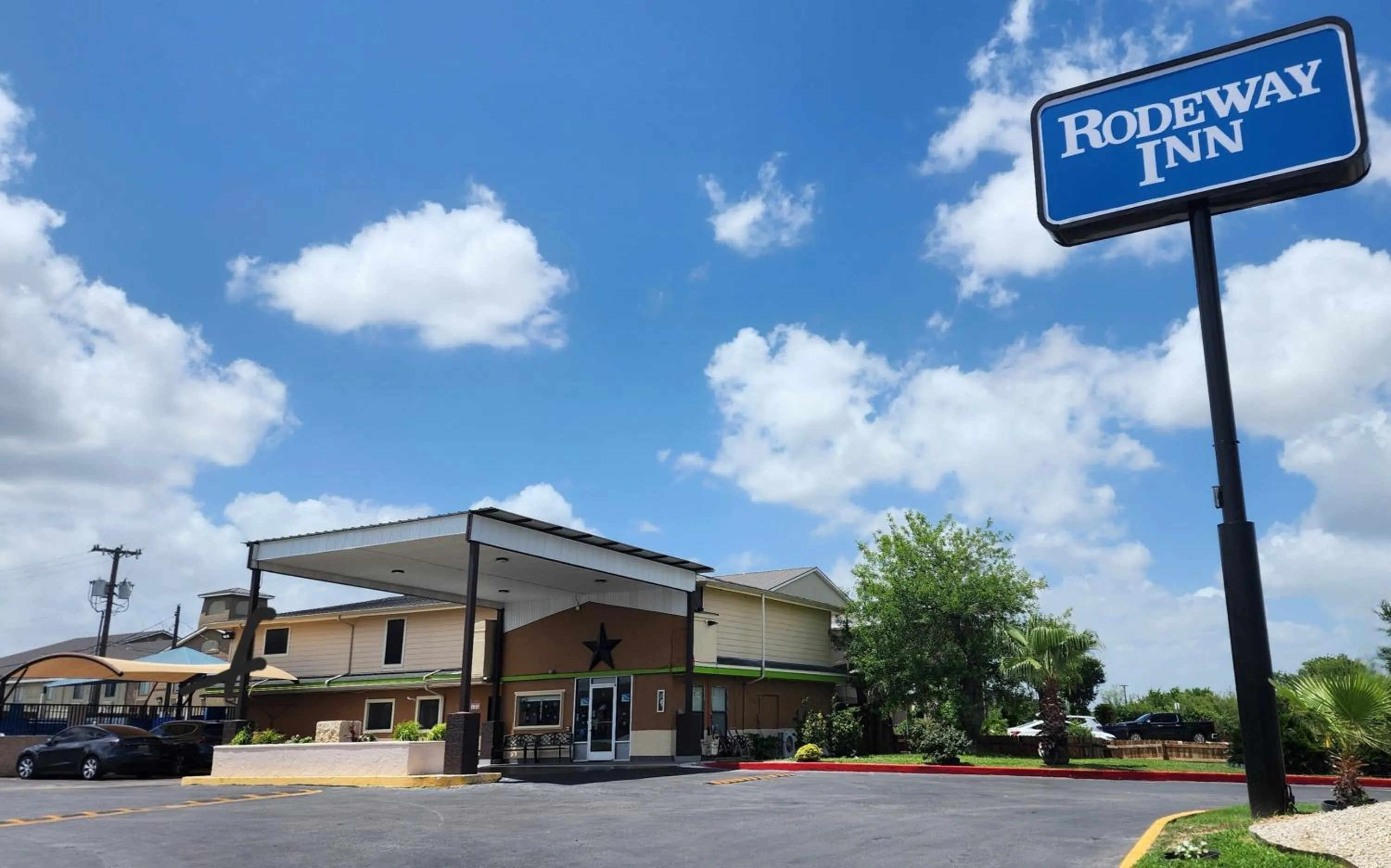 Property building in Rodeway Inn San Antonio Lackland AFB - SeaWorld