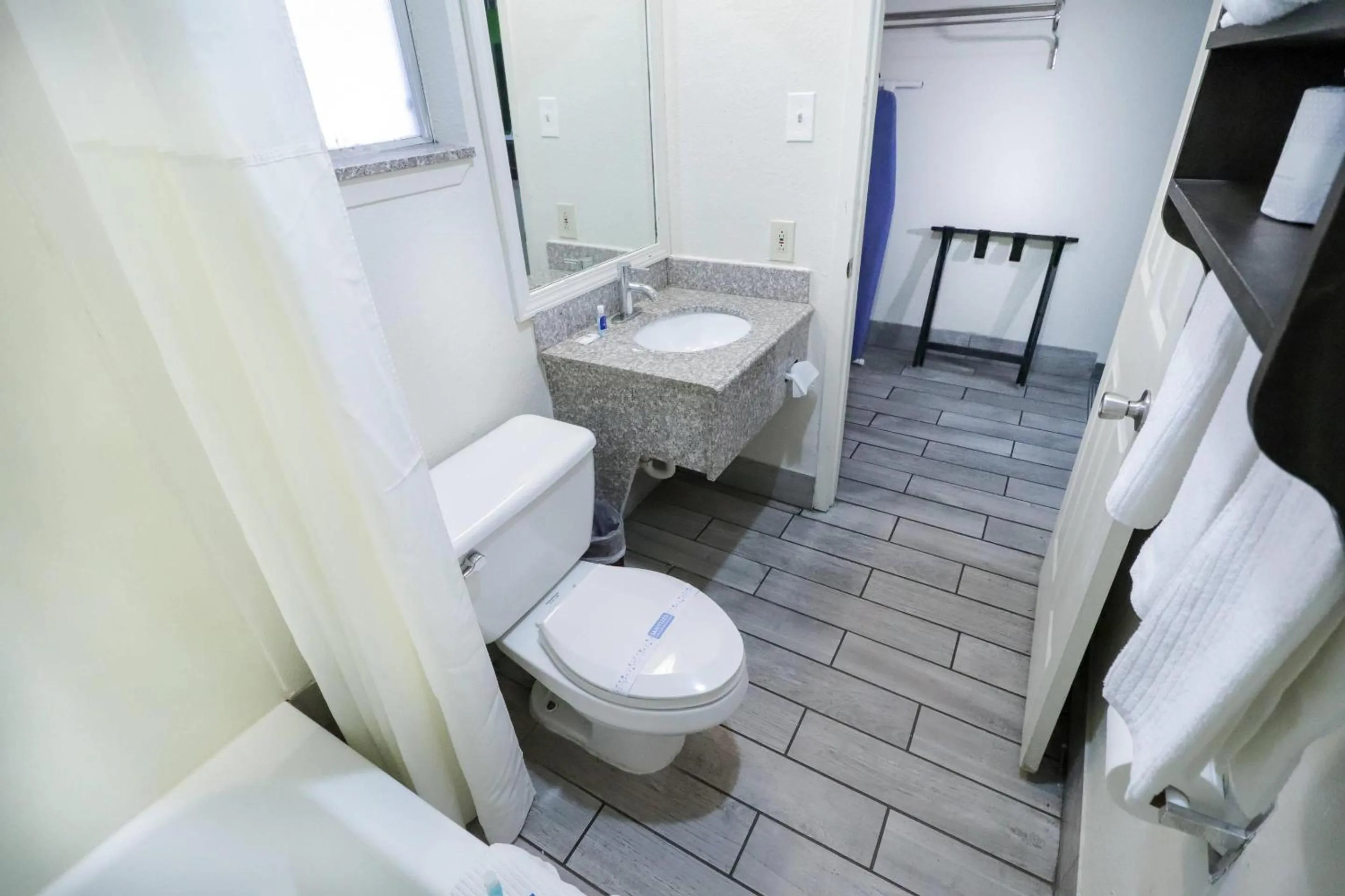 Bedroom in Rodeway Inn San Antonio Lackland AFB - SeaWorld