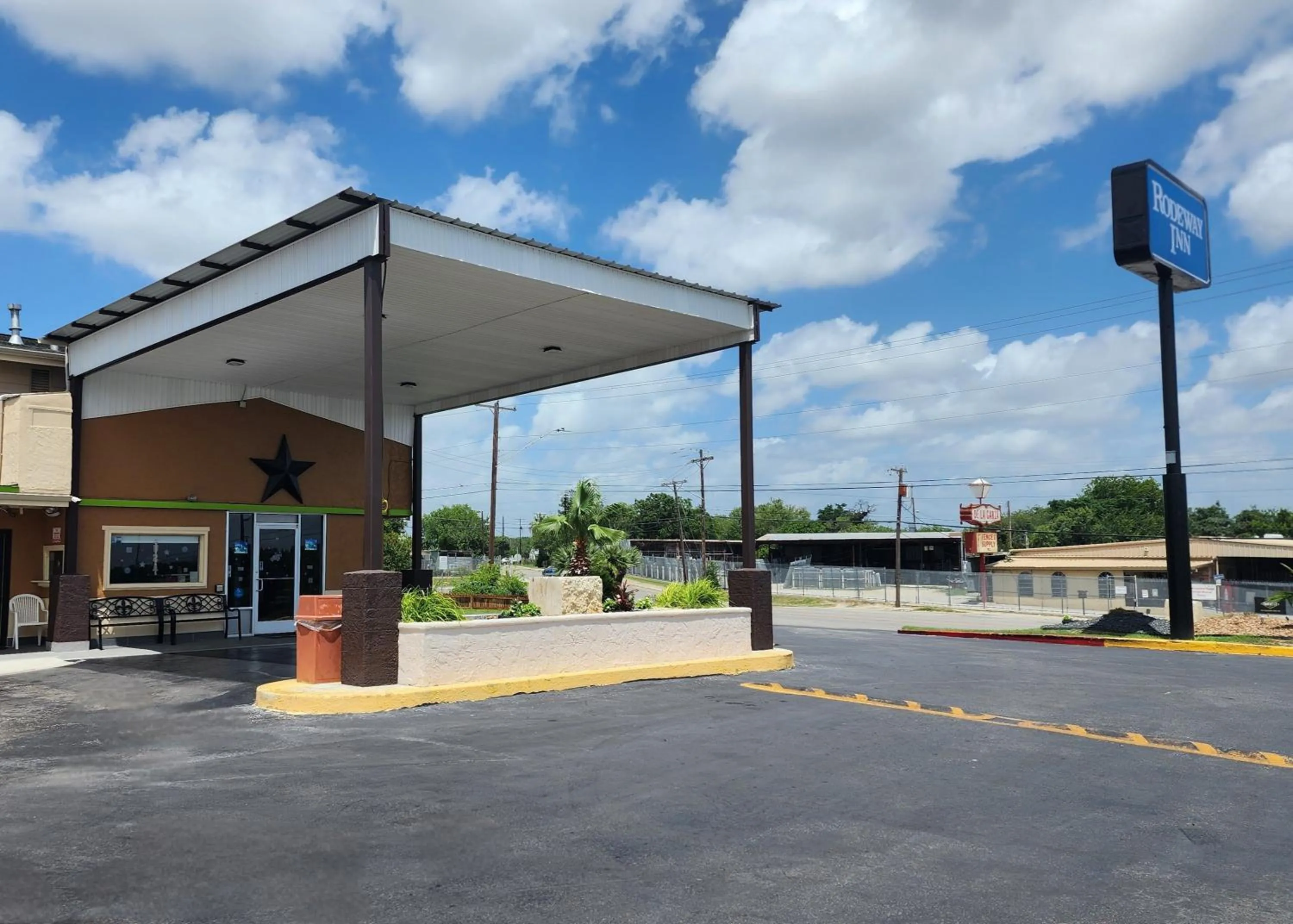 Property building in Rodeway Inn San Antonio Lackland AFB - SeaWorld