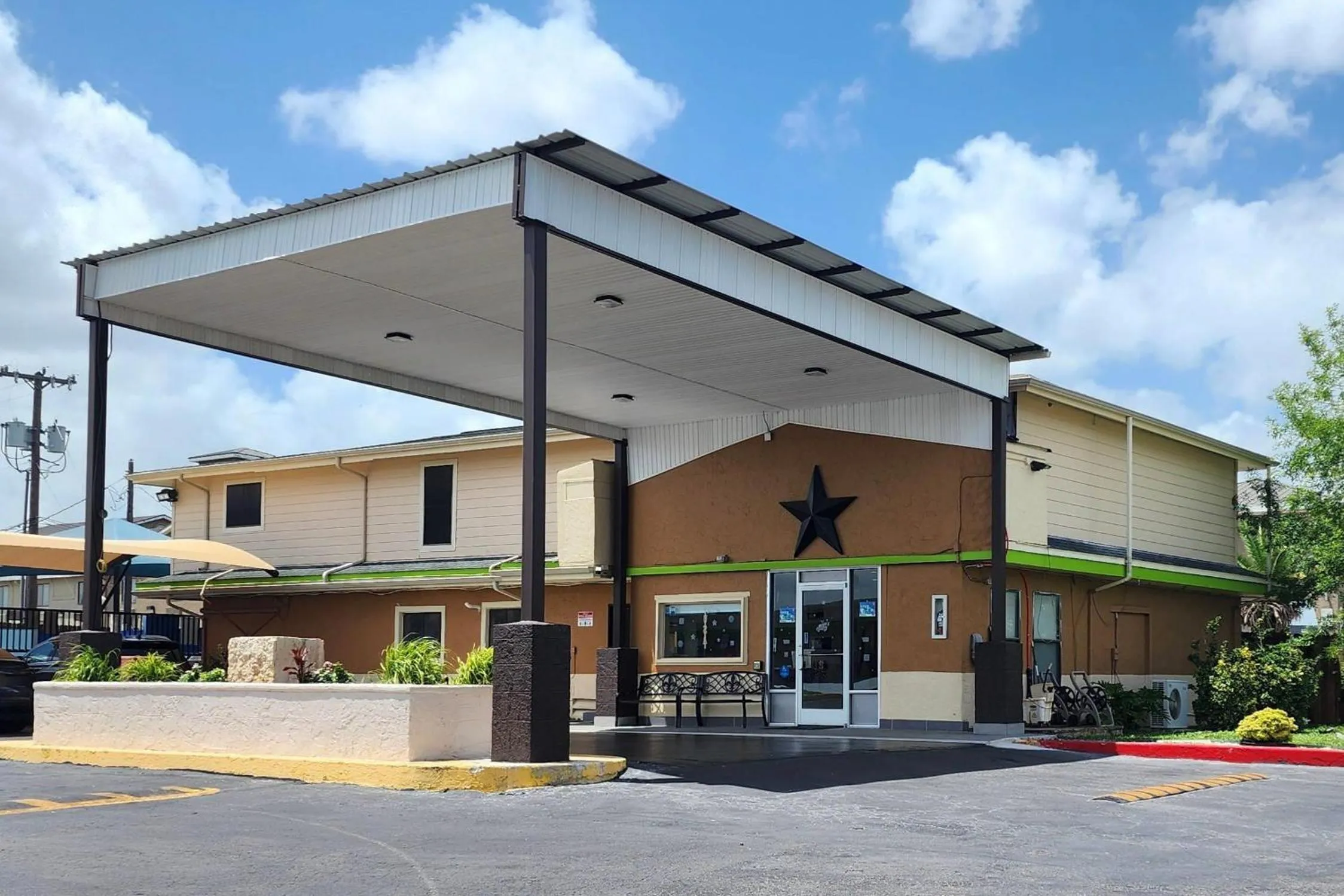 Property building in Rodeway Inn San Antonio Lackland AFB - SeaWorld