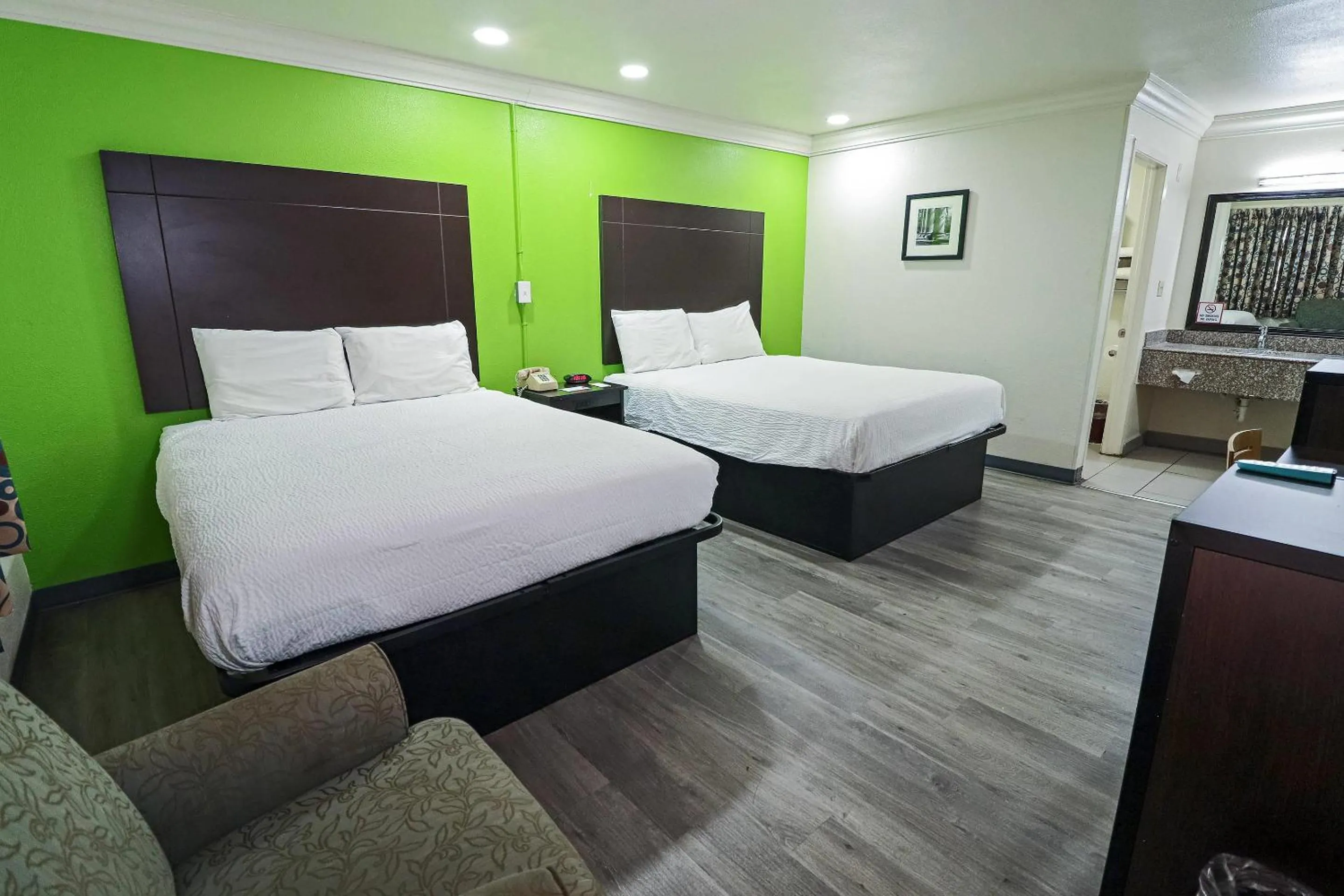 Bedroom, Bed in Rodeway Inn San Antonio Lackland AFB - SeaWorld