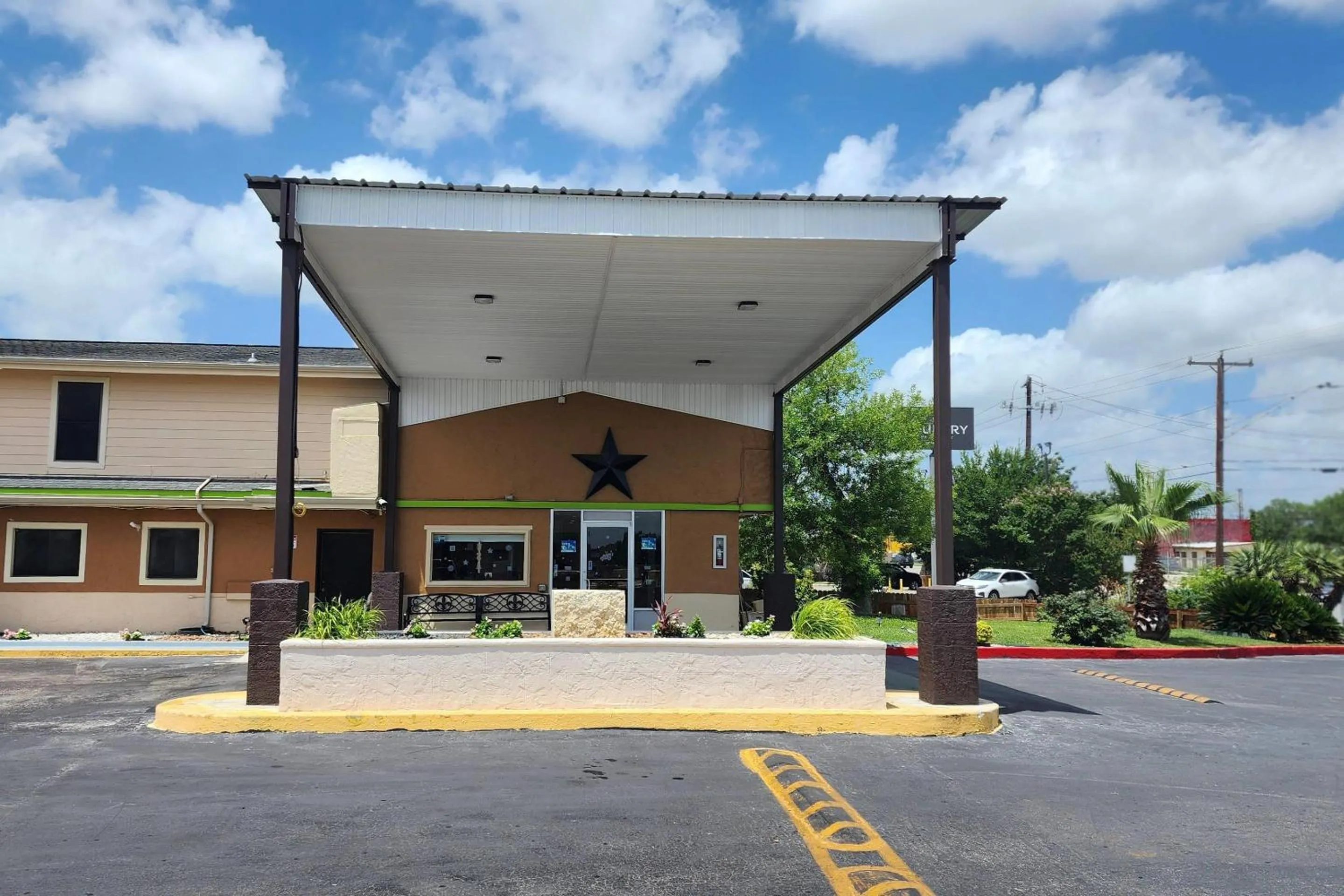 Property building in Rodeway Inn San Antonio Lackland AFB - SeaWorld