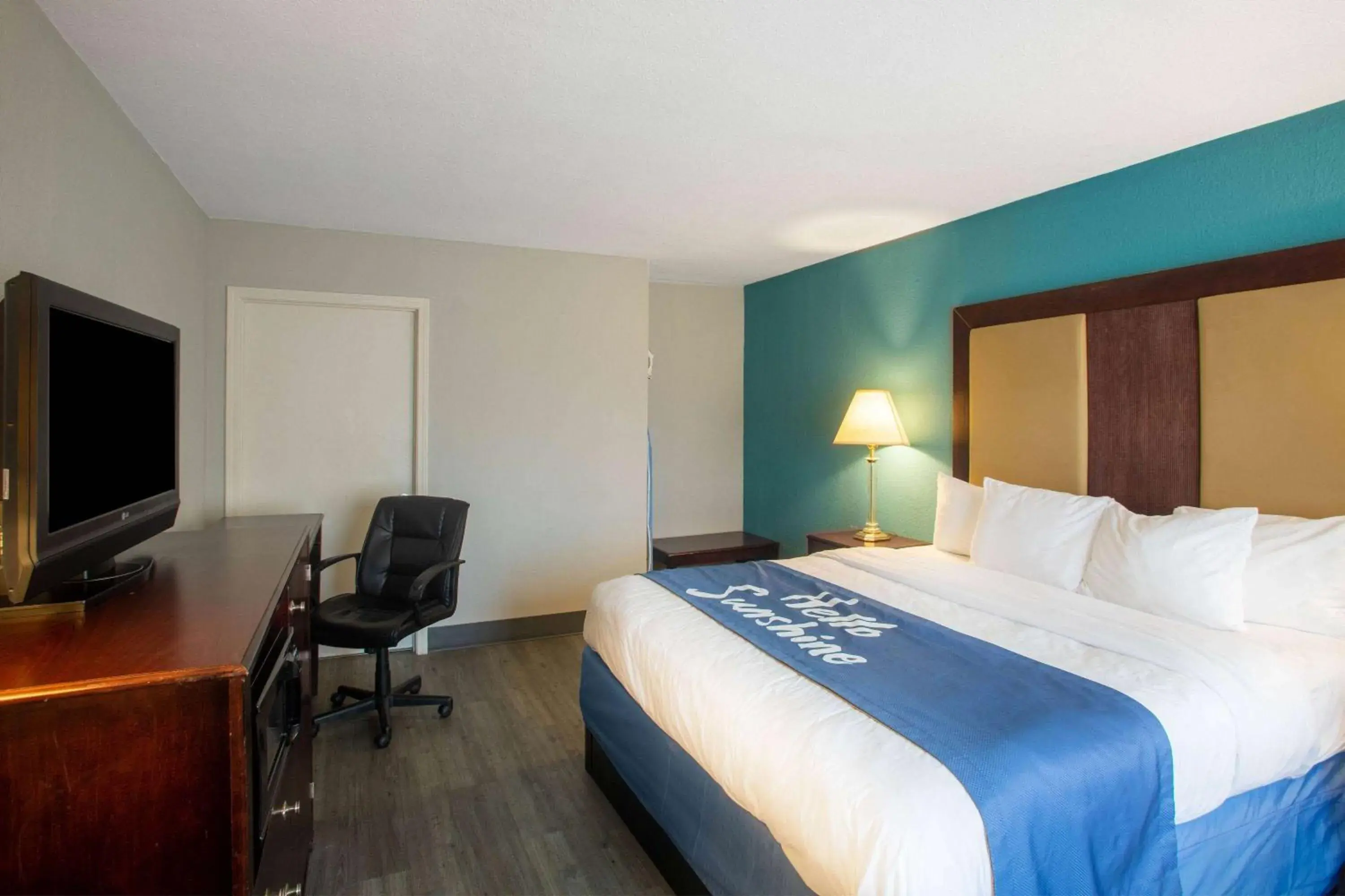 Photo of the whole room, Bed in Days Inn by Wyndham Mobile I-65