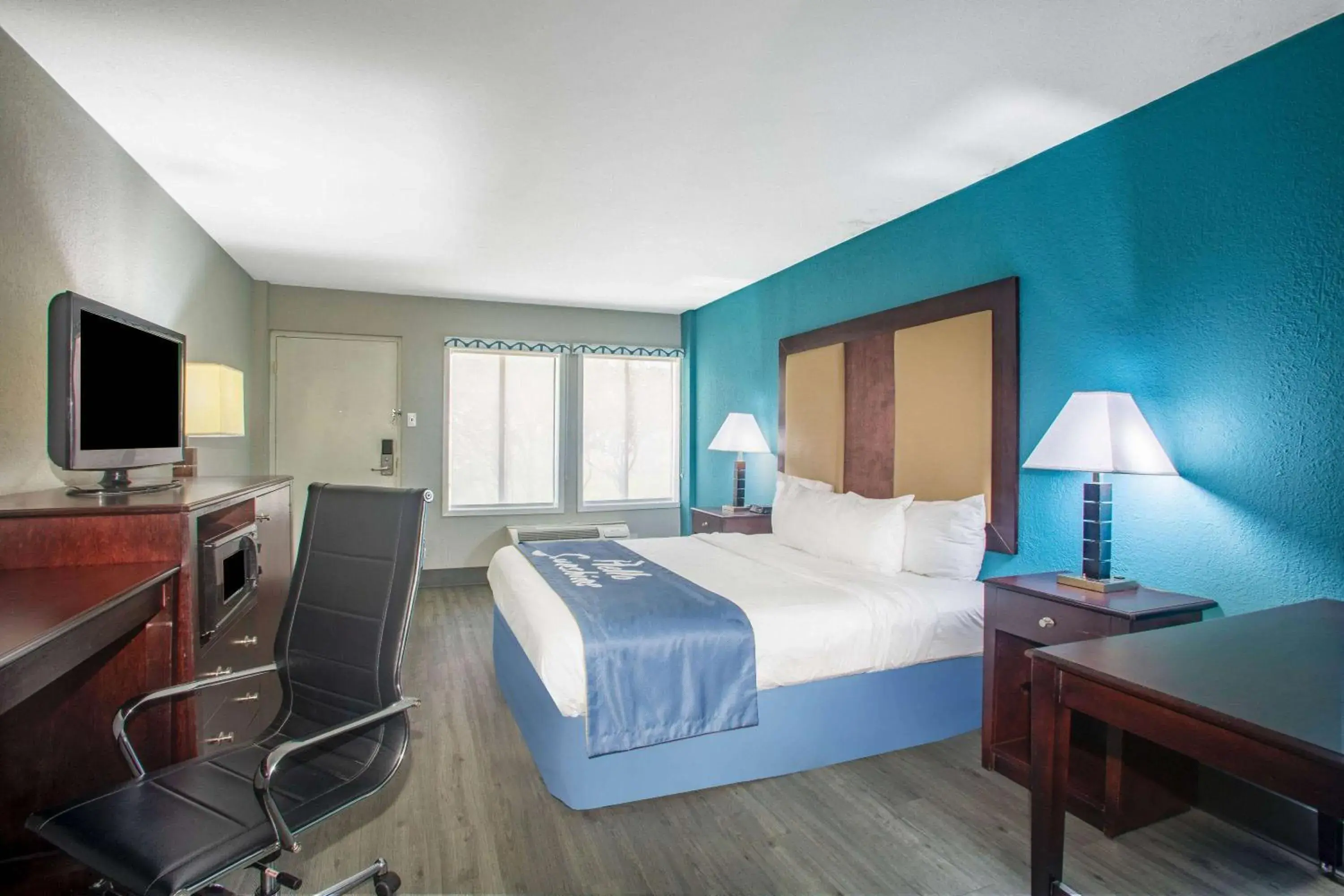 Photo of the whole room, Bed in Days Inn by Wyndham Mobile I-65