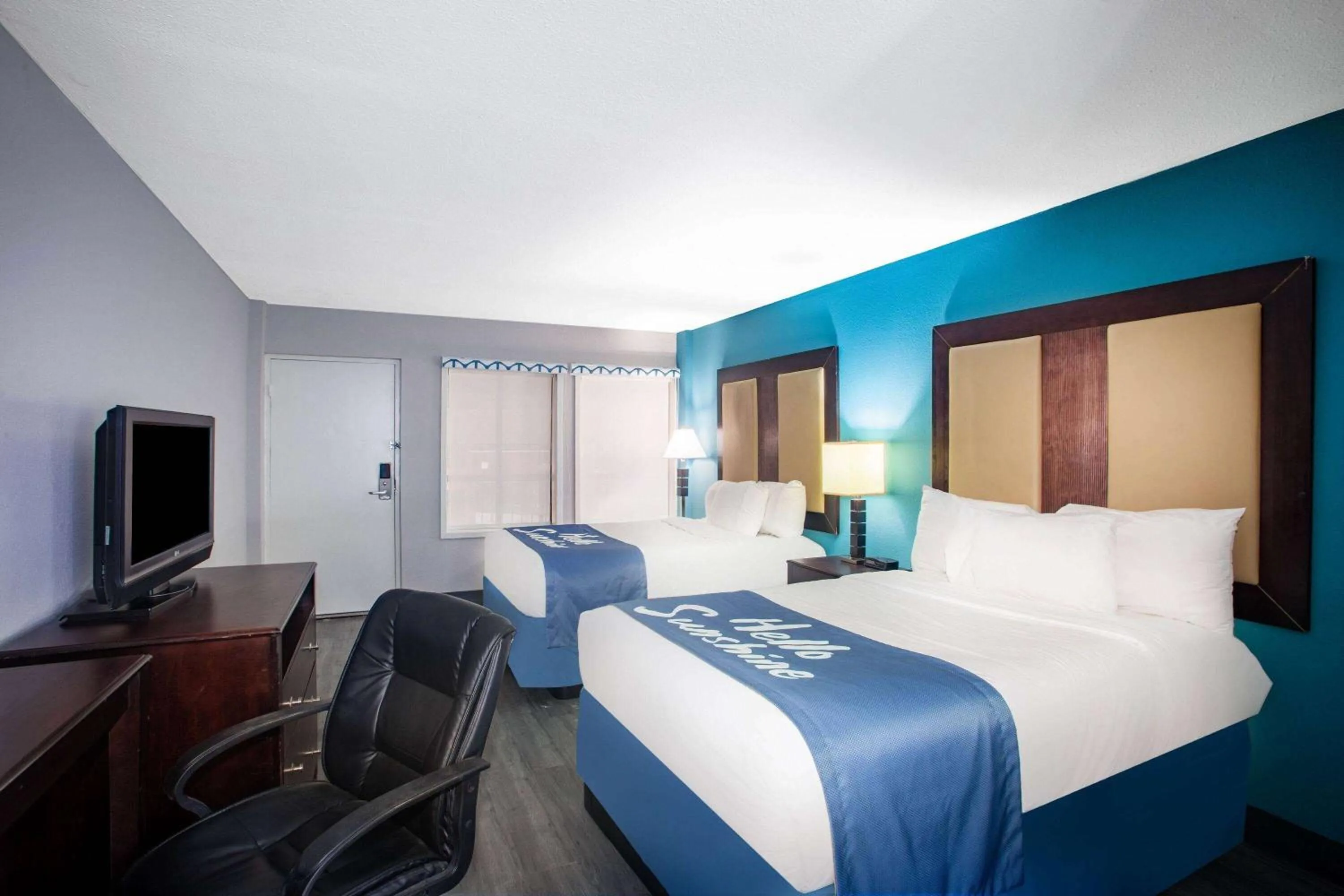 Photo of the whole room, Bed in Days Inn by Wyndham Mobile I-65
