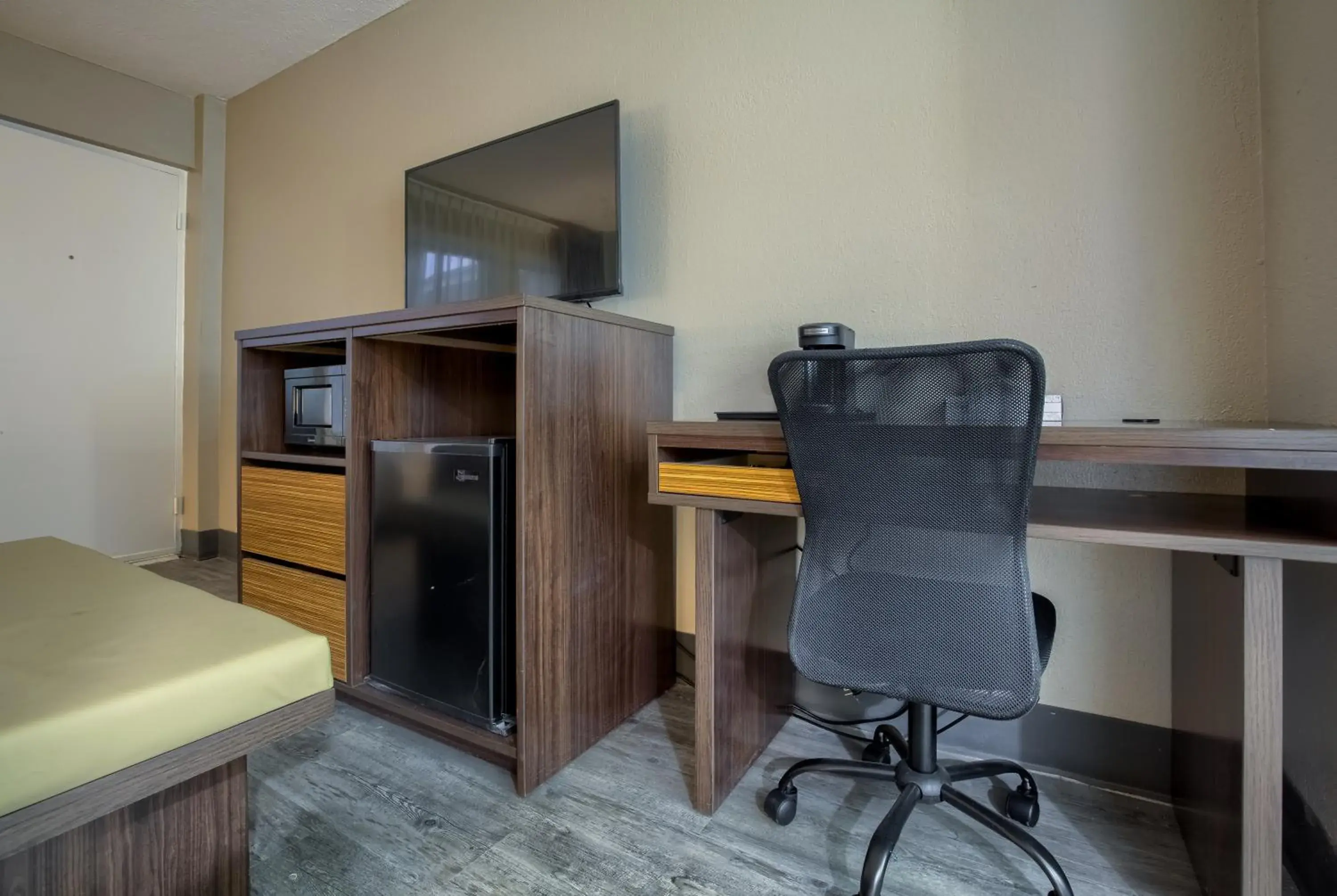 Seating area, TV/Entertainment Center in Days Inn by Wyndham Mobile I-65