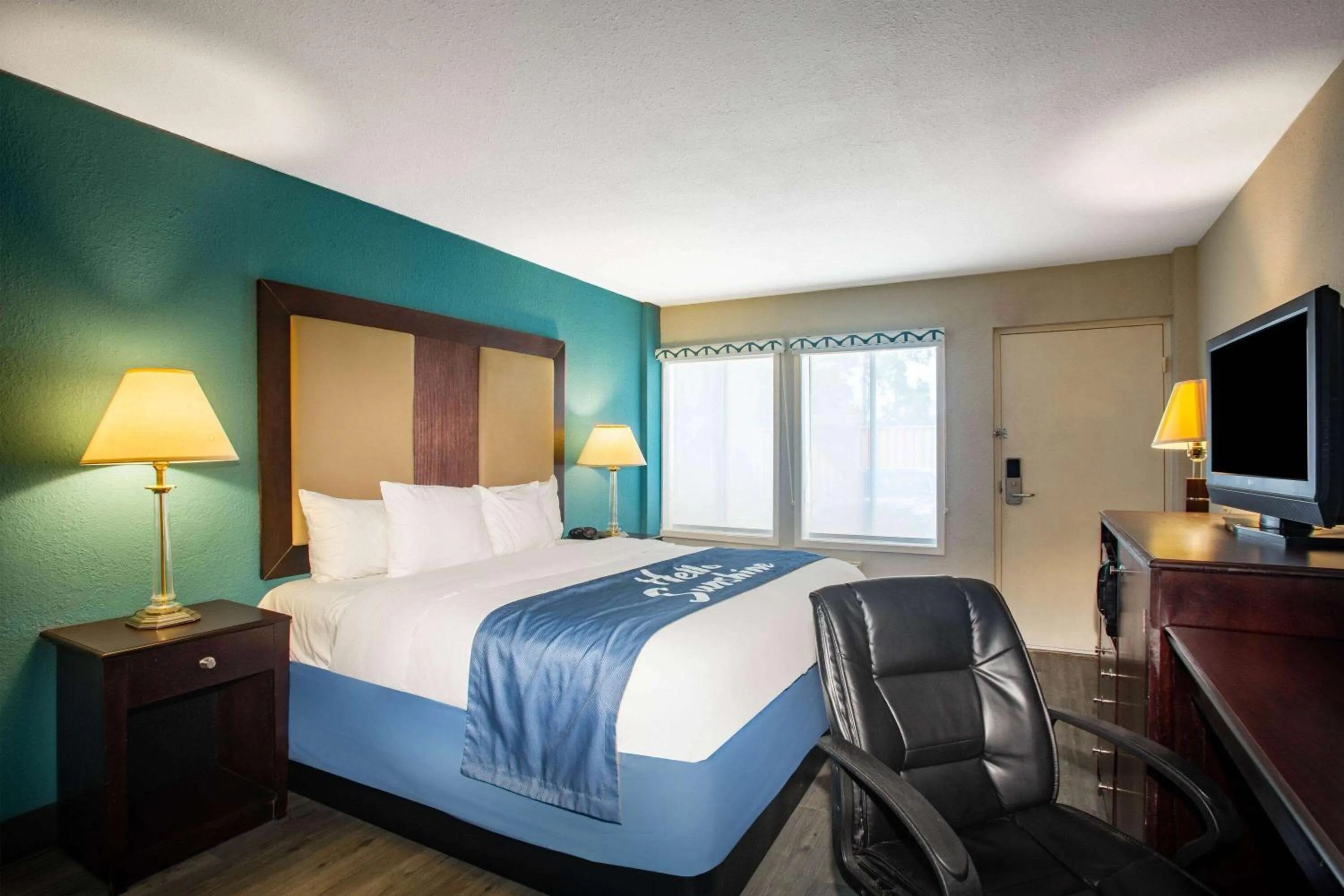 Photo of the whole room, Bed in Days Inn by Wyndham Mobile I-65