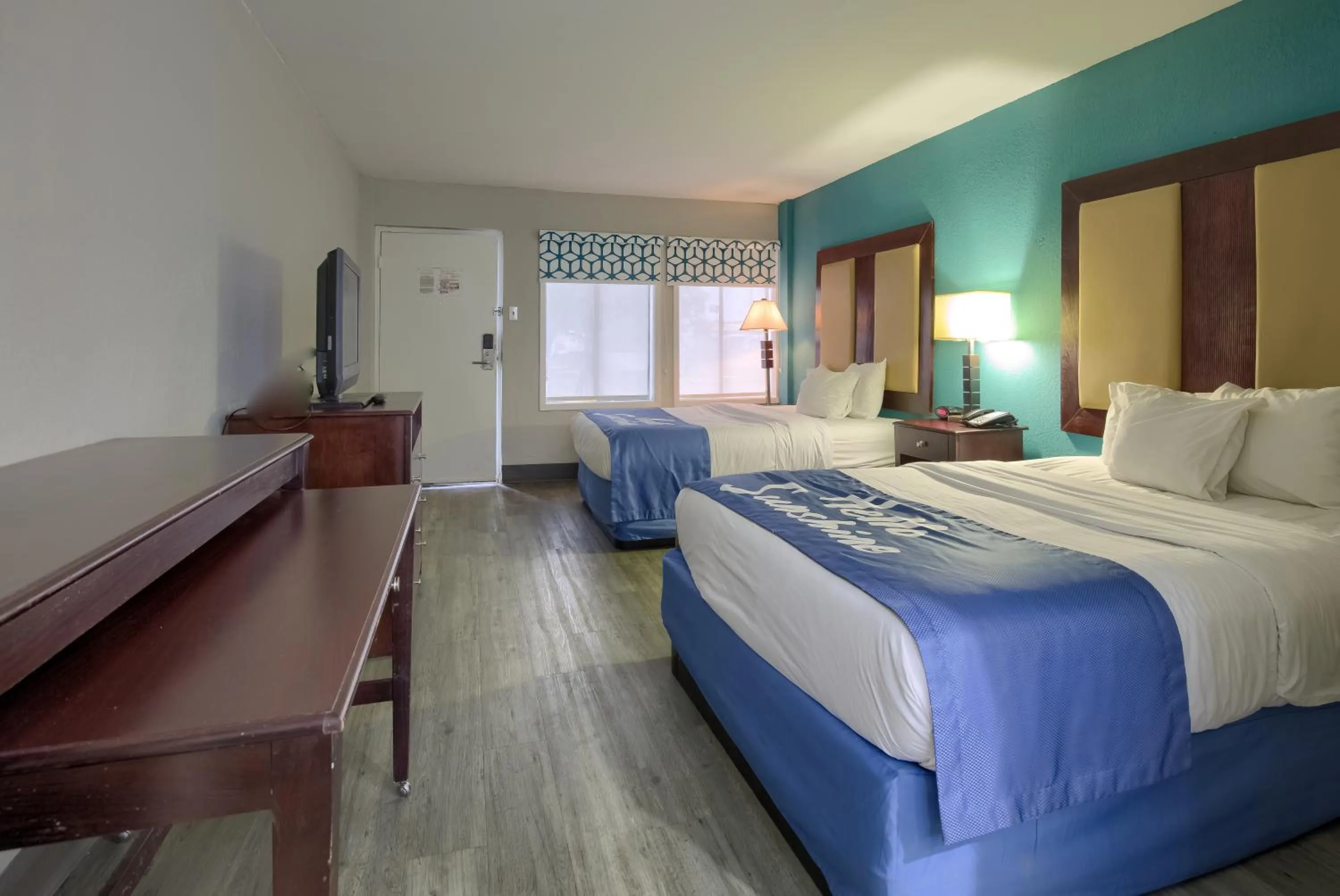 Photo of the whole room, Bed in Days Inn by Wyndham Mobile I-65