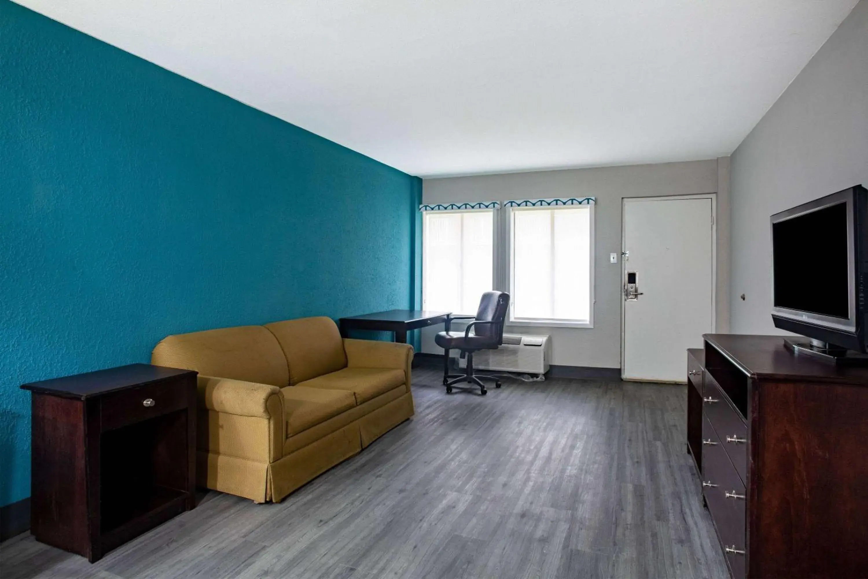 Bed, Seating Area in Days Inn by Wyndham Mobile I-65