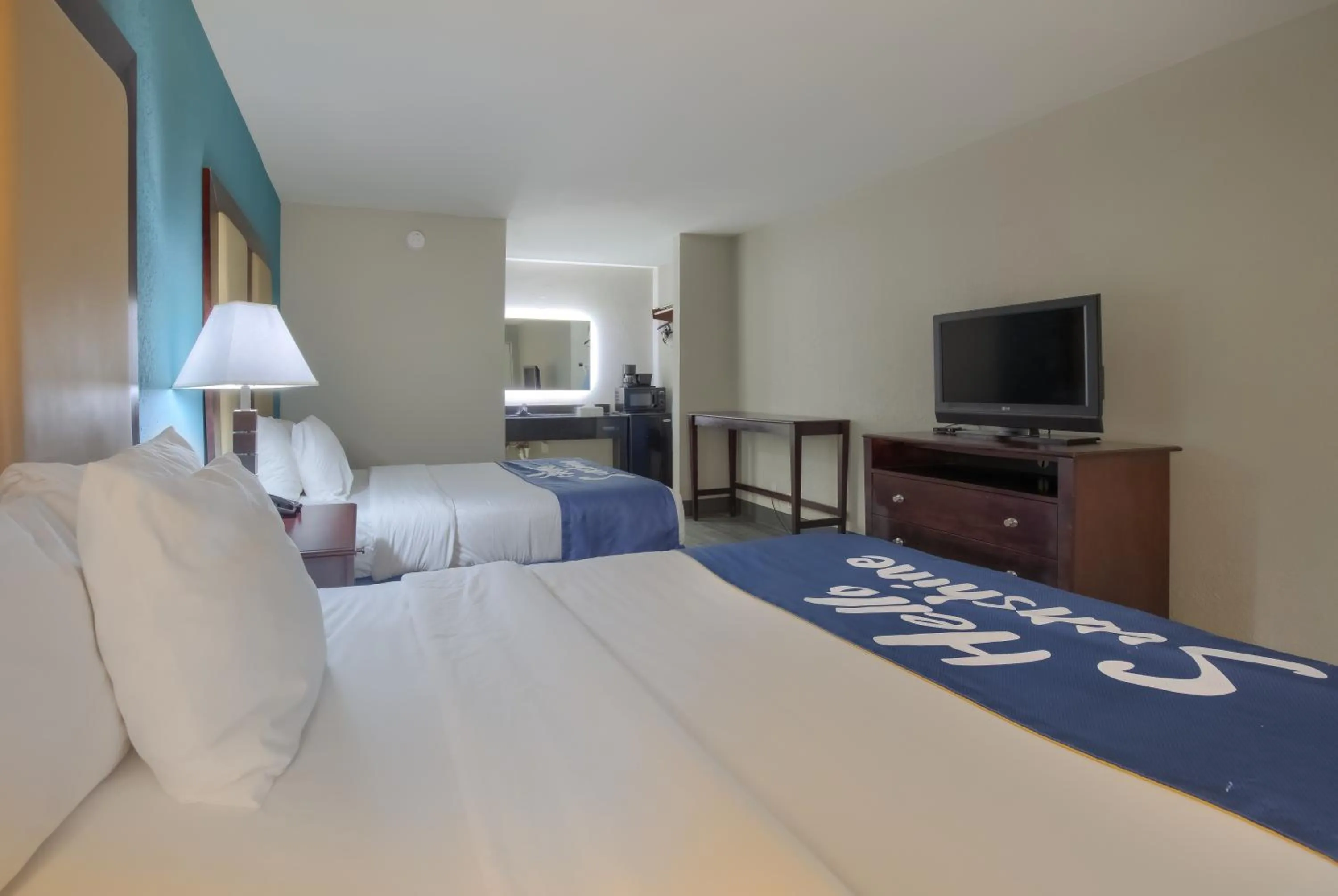 Photo of the whole room, Bed in Days Inn by Wyndham Mobile I-65