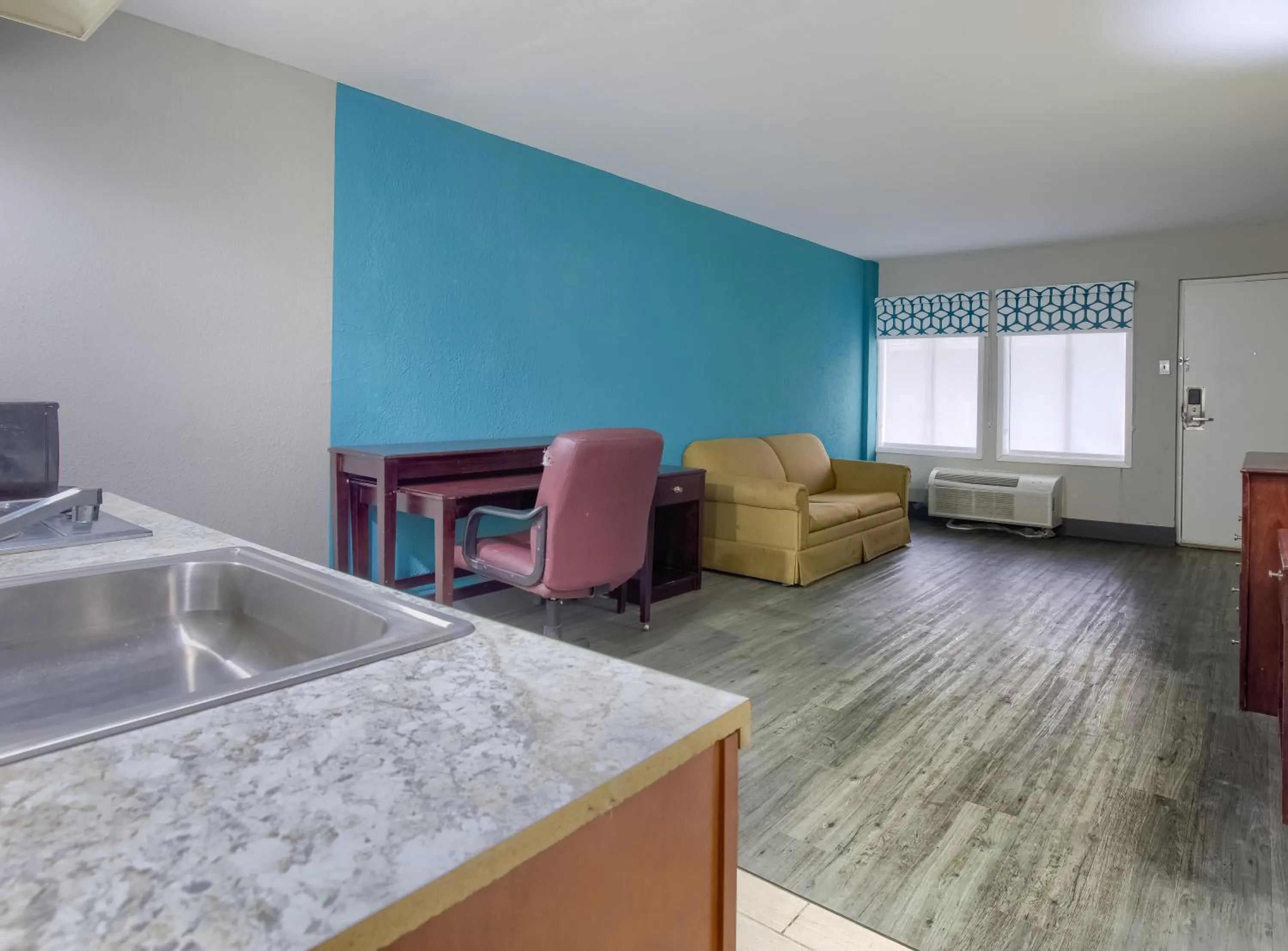 Seating area in Days Inn by Wyndham Mobile I-65