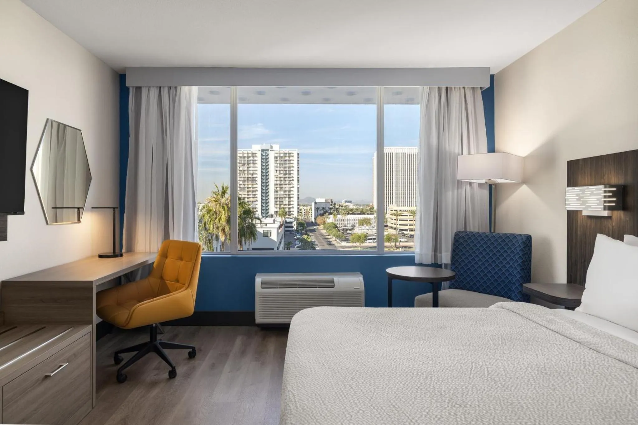 Photo of the whole room, Bed in Holiday Inn Express & Suites Phoenix - Midtown, an IHG Hotel