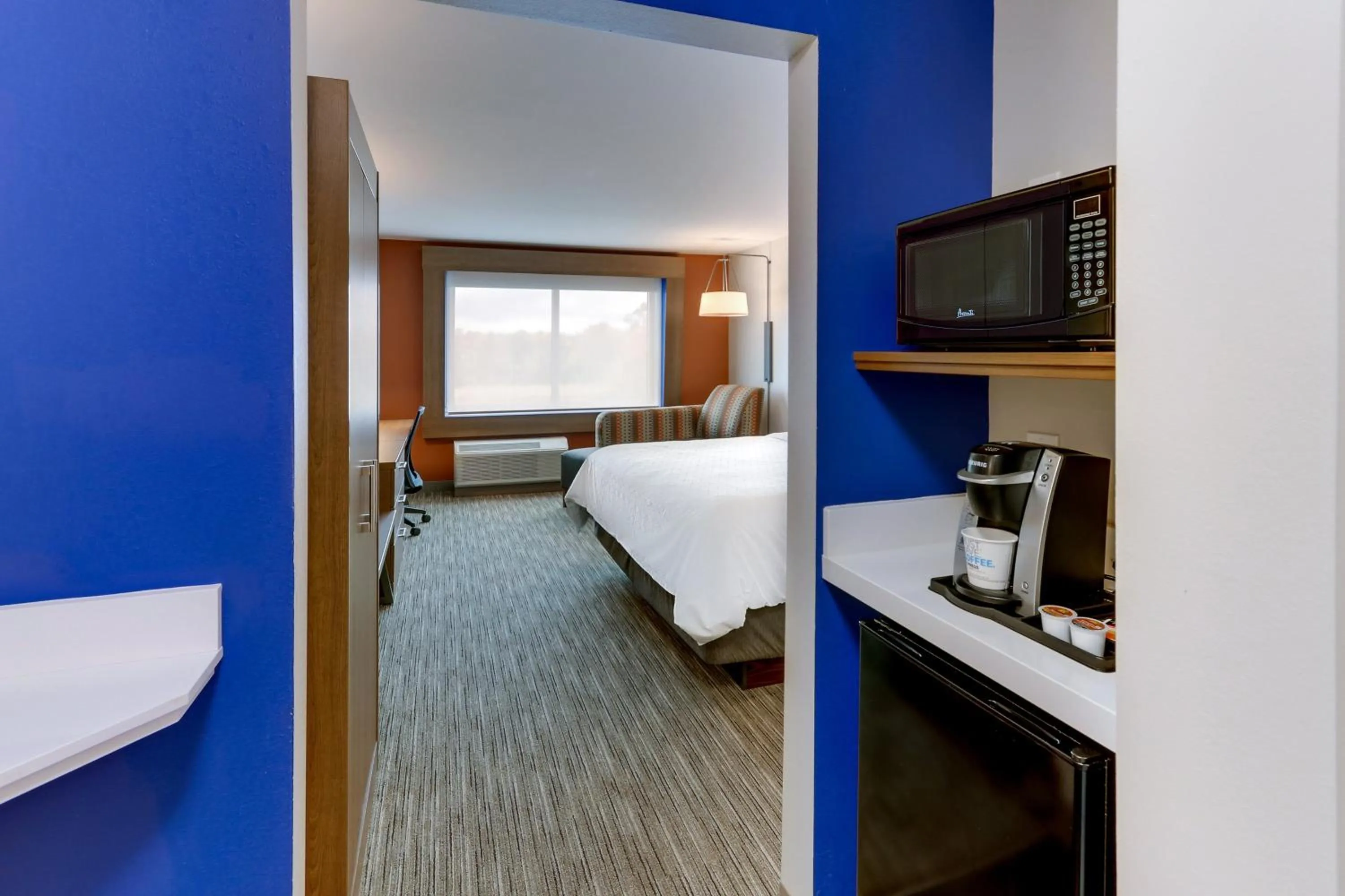 Photo of the whole room, Bed in Holiday Inn Express & Suites - Middletown - Goshen by IHG