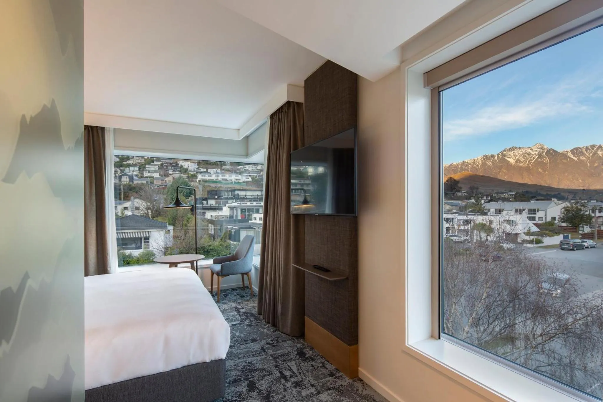Photo of the whole room, Bed in Holiday Inn Express & Suites Queenstown by IHG