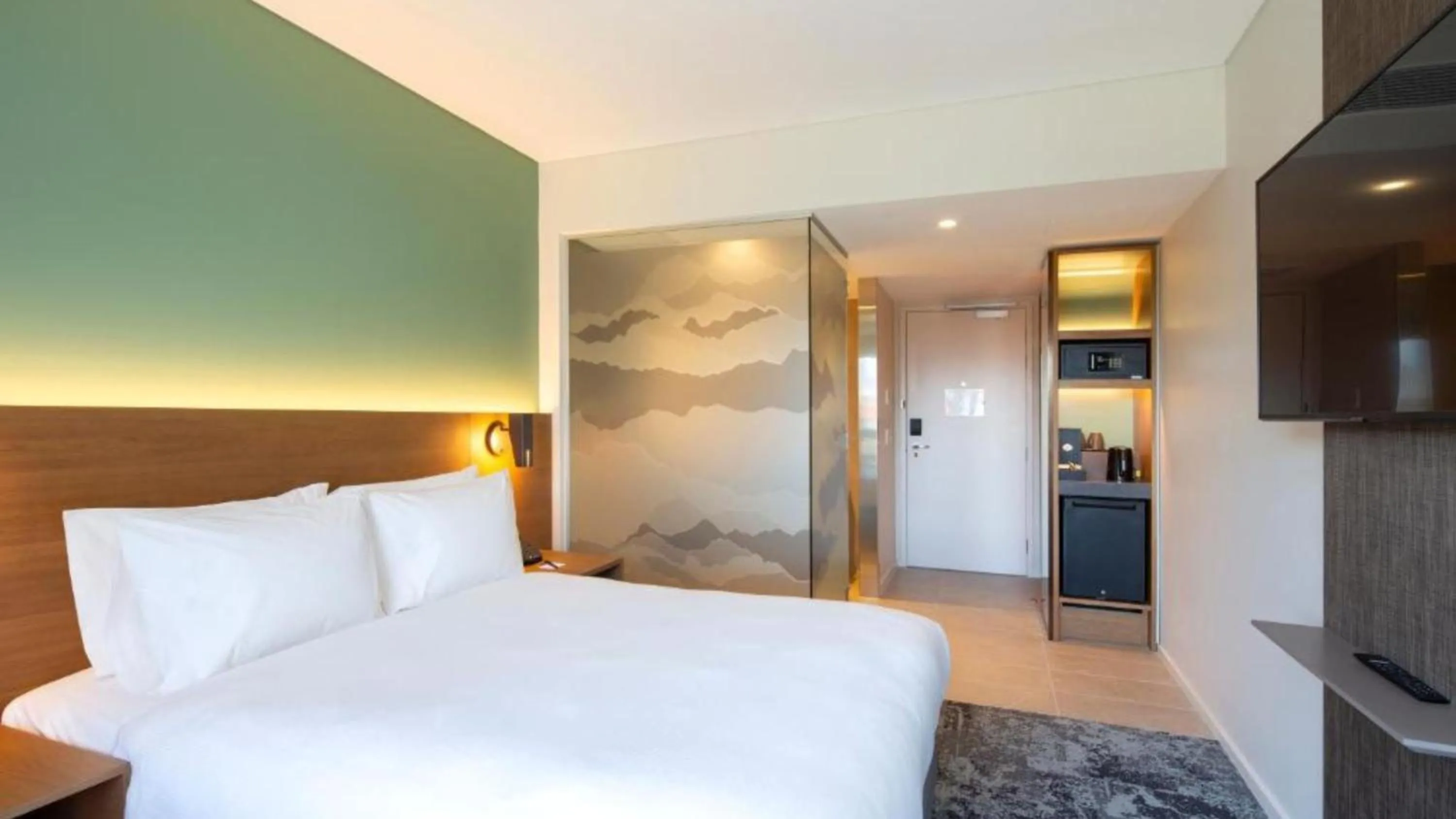 Photo of the whole room, Bed in Holiday Inn Express & Suites Queenstown by IHG