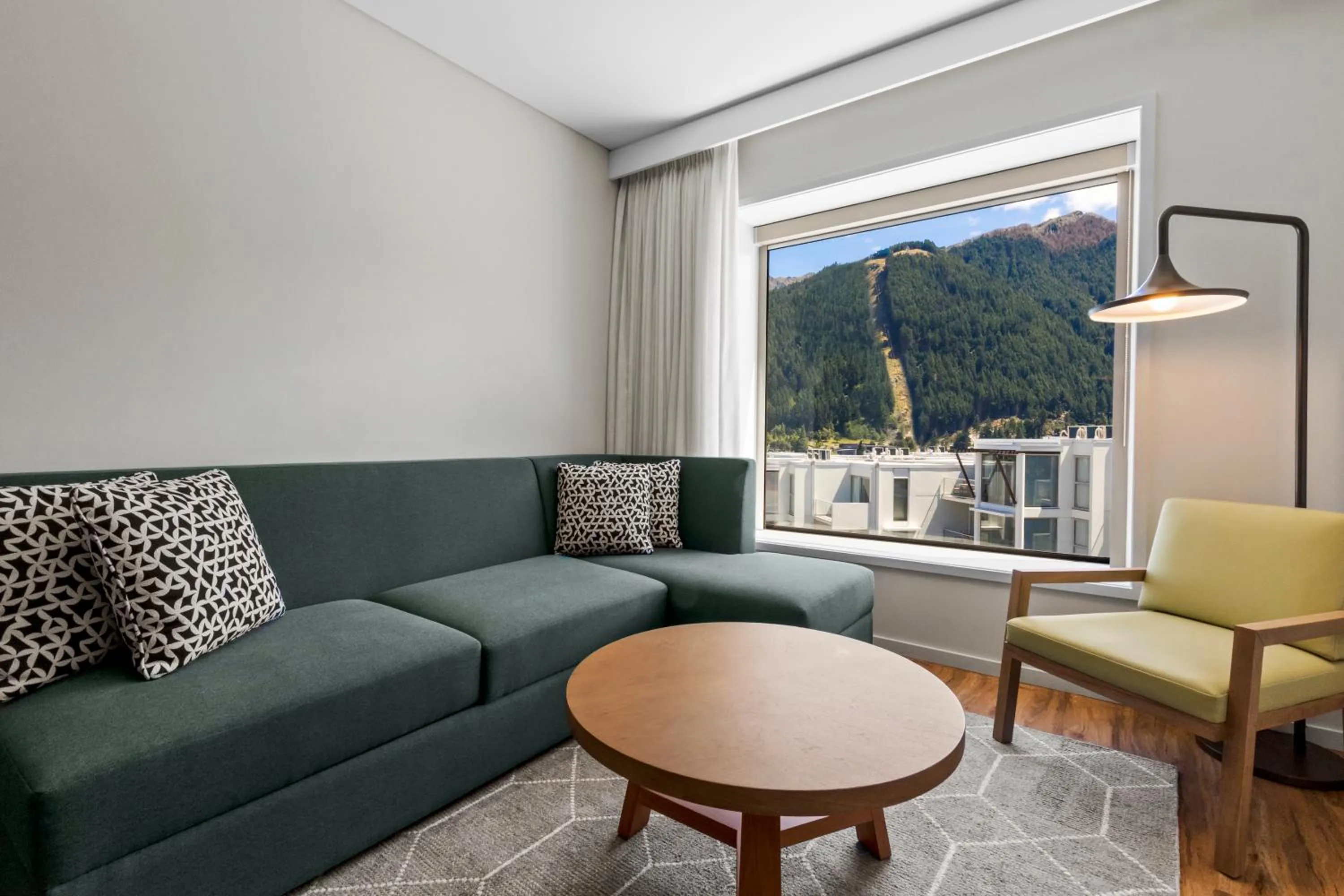 Seating area in Holiday Inn Express & Suites Queenstown by IHG