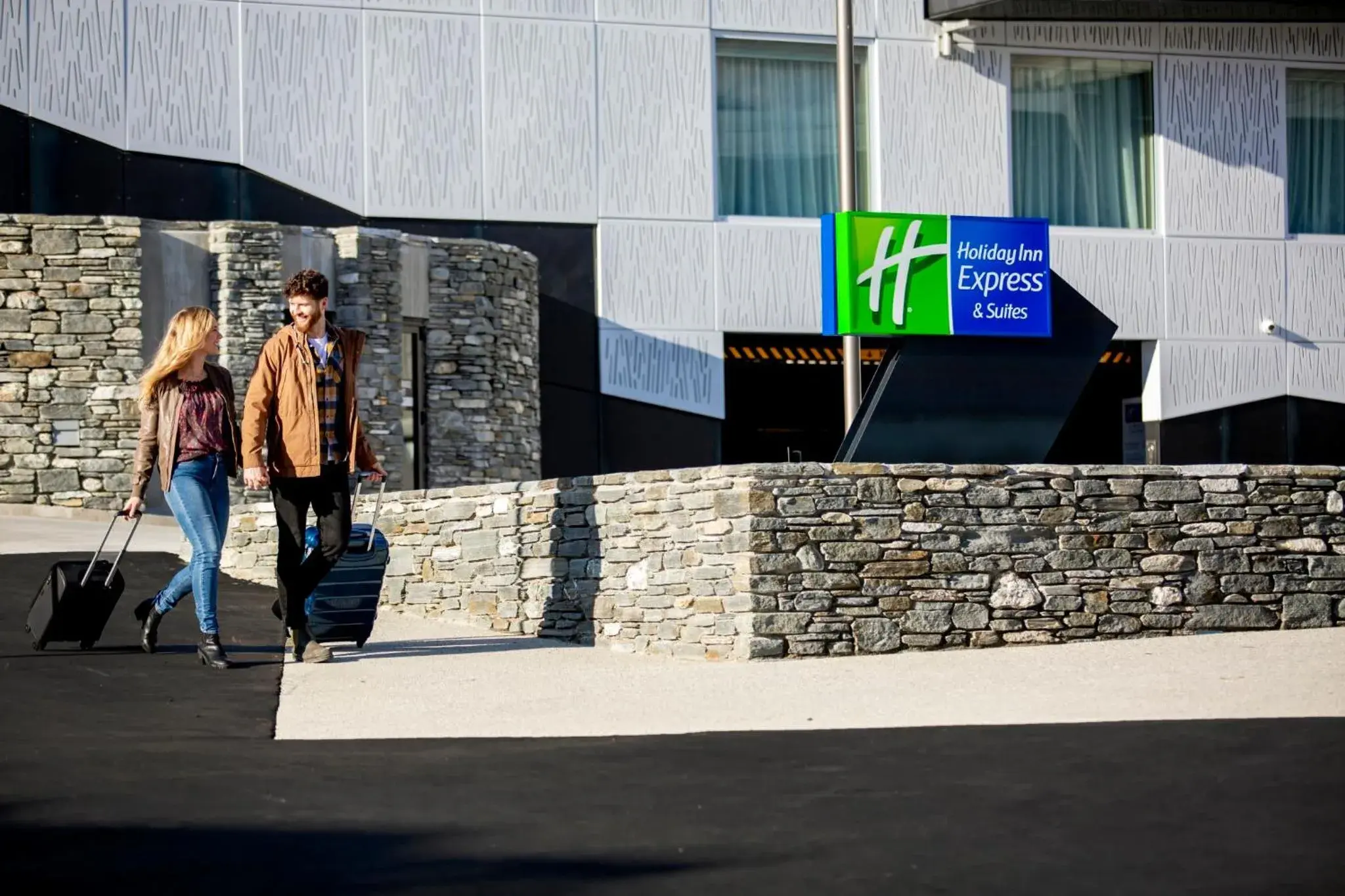 Facade/entrance in Holiday Inn Express & Suites Queenstown by IHG Facade/entrance in Holiday Inn Express & Suites Queenstown by IHG