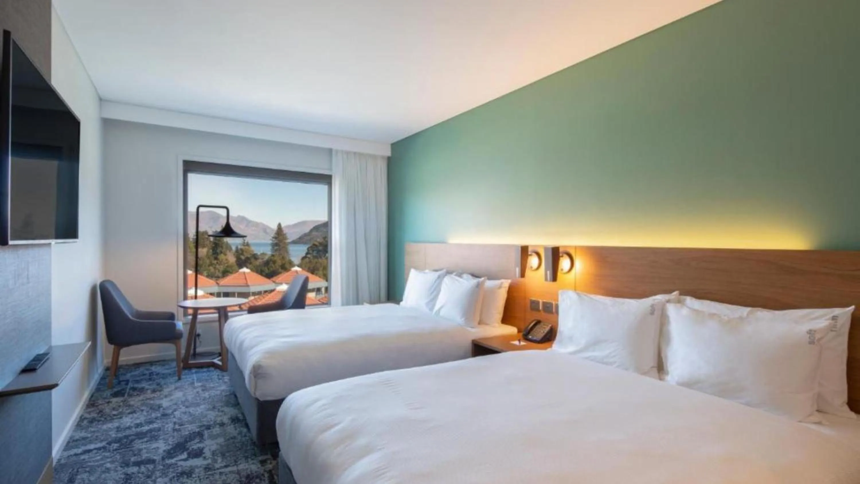 Photo of the whole room, Bed in Holiday Inn Express & Suites Queenstown by IHG