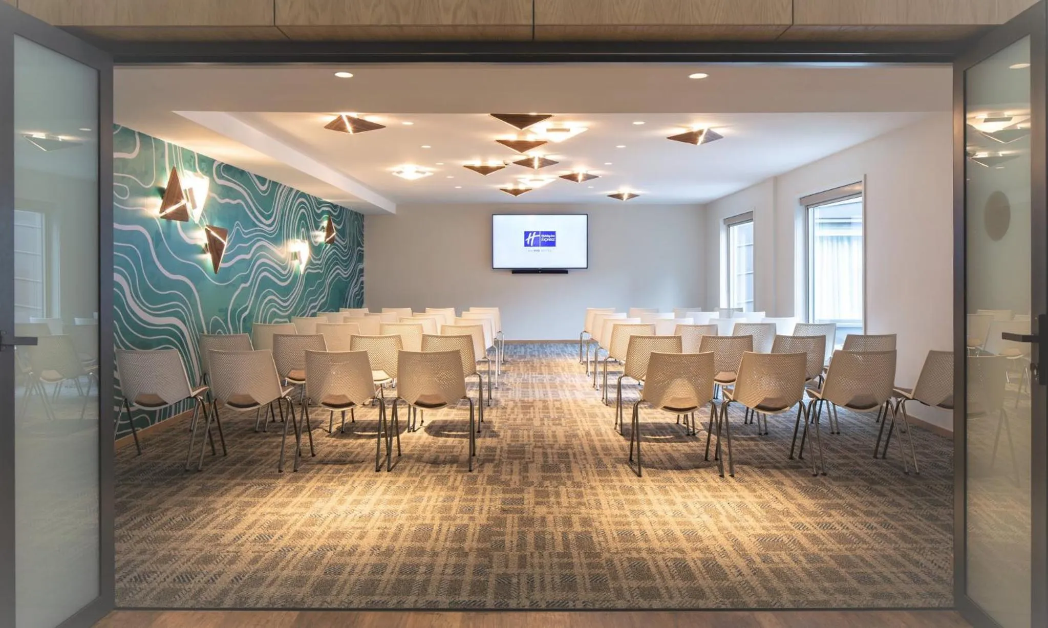 Meeting/conference room in Holiday Inn Express & Suites Queenstown by IHG