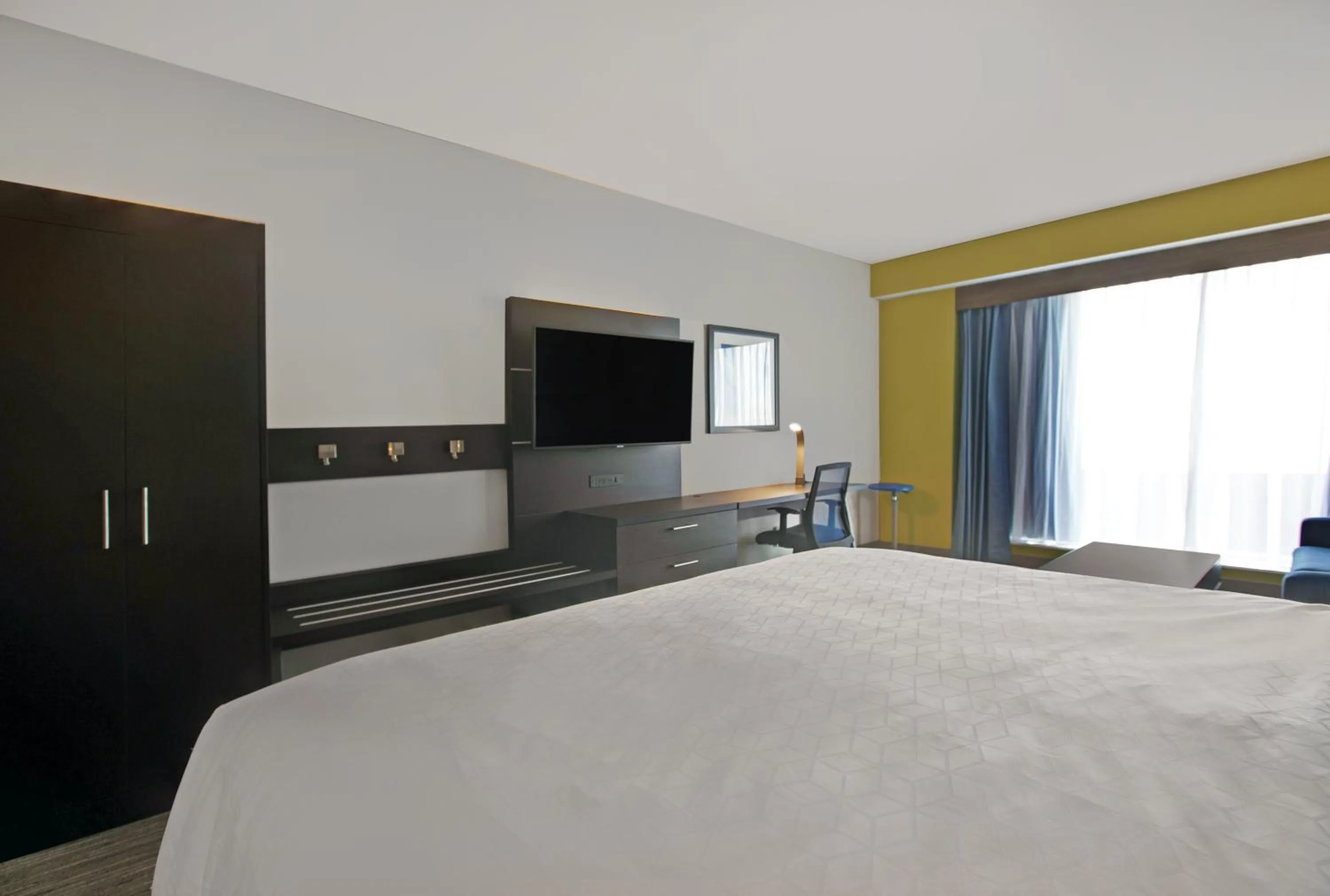 Bedroom, Bed in Holiday Inn Express & Suites - Milwaukee - Brookfield by IHG