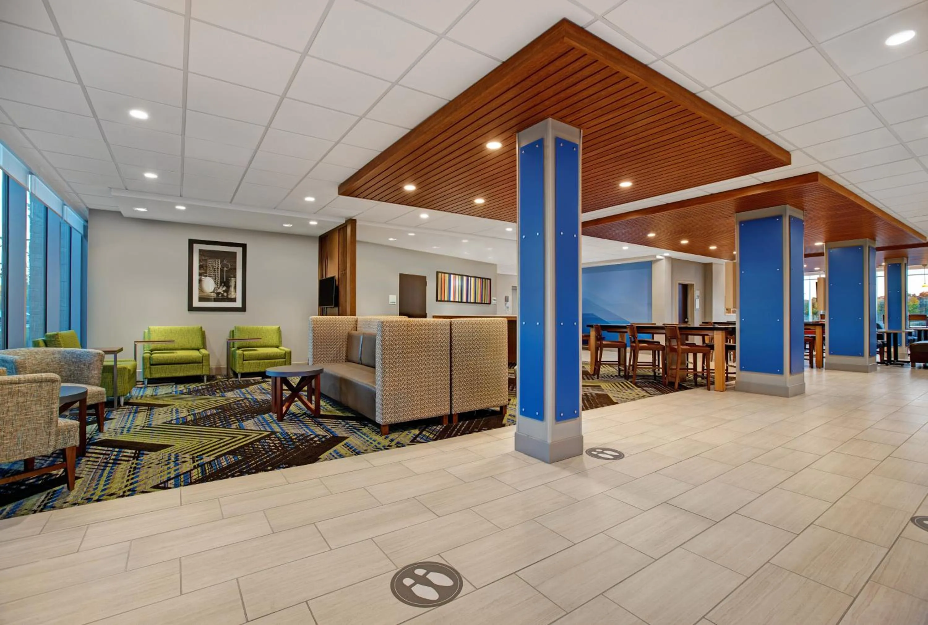 Lobby or reception in Holiday Inn Express & Suites - Milwaukee - Brookfield by IHG