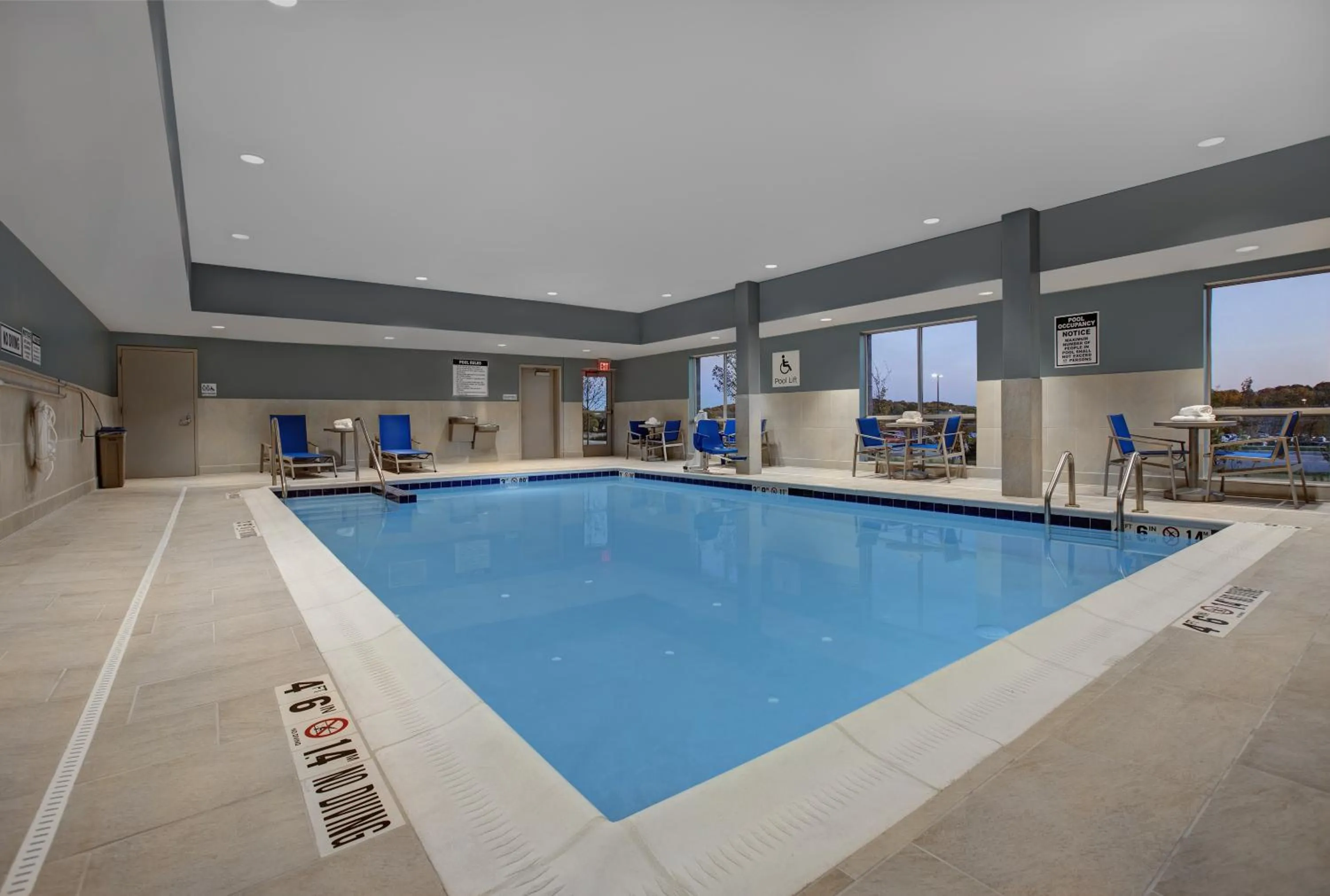 Swimming pool in Holiday Inn Express & Suites - Milwaukee - Brookfield by IHG