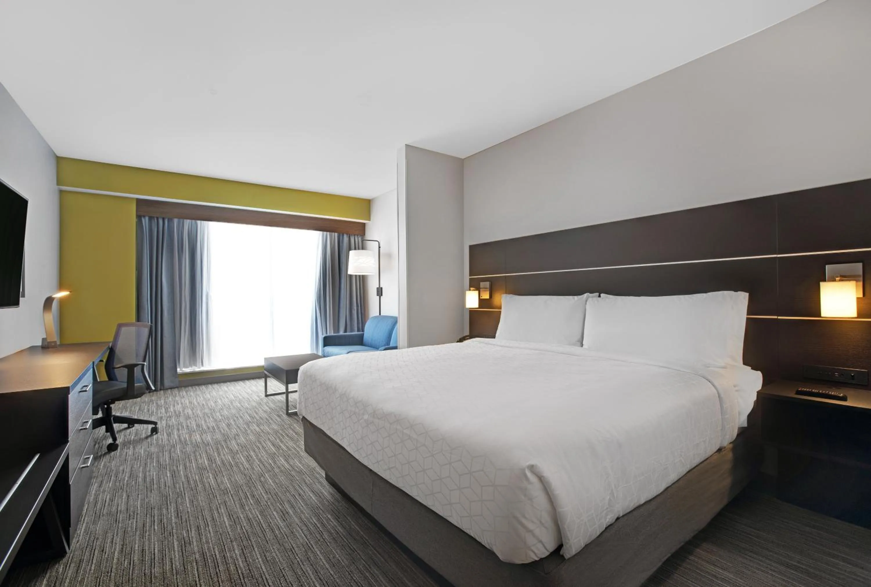 Photo of the whole room, Bed in Holiday Inn Express & Suites - Milwaukee - Brookfield by IHG