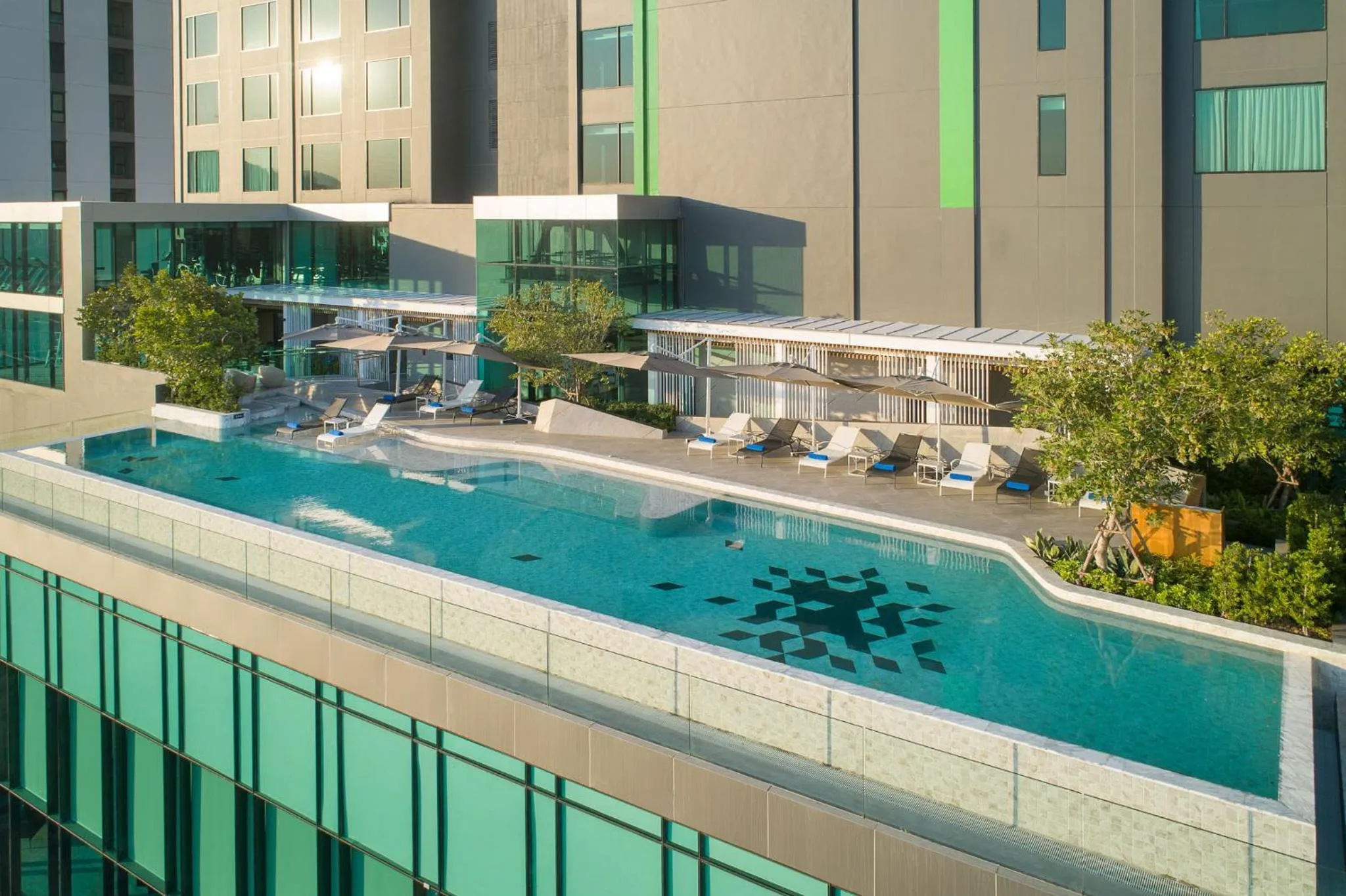 Swimming pool in Holiday Inn & Suites Siracha Laemchabang by IHG