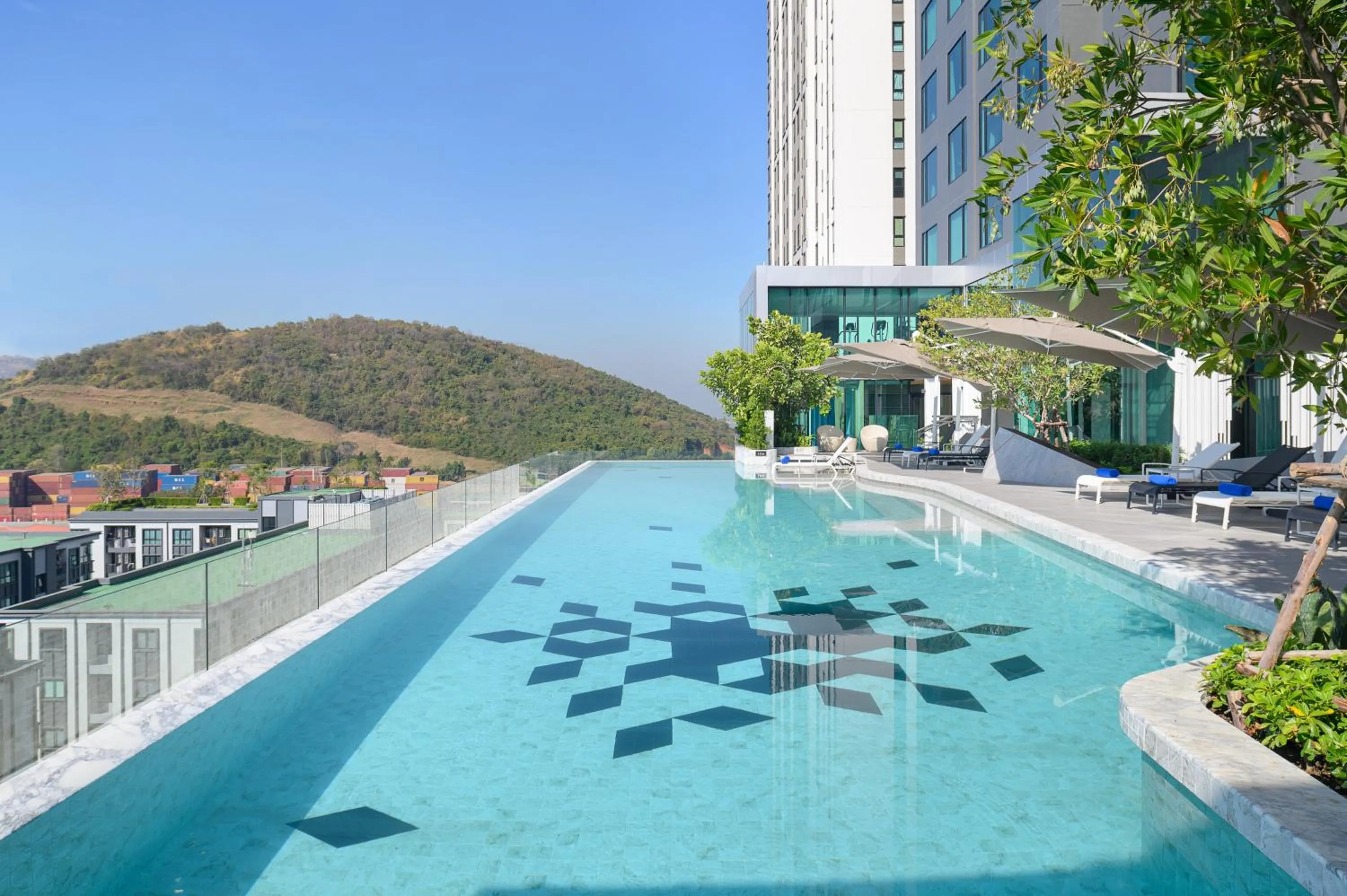 Swimming pool in Holiday Inn & Suites Siracha Laemchabang by IHG