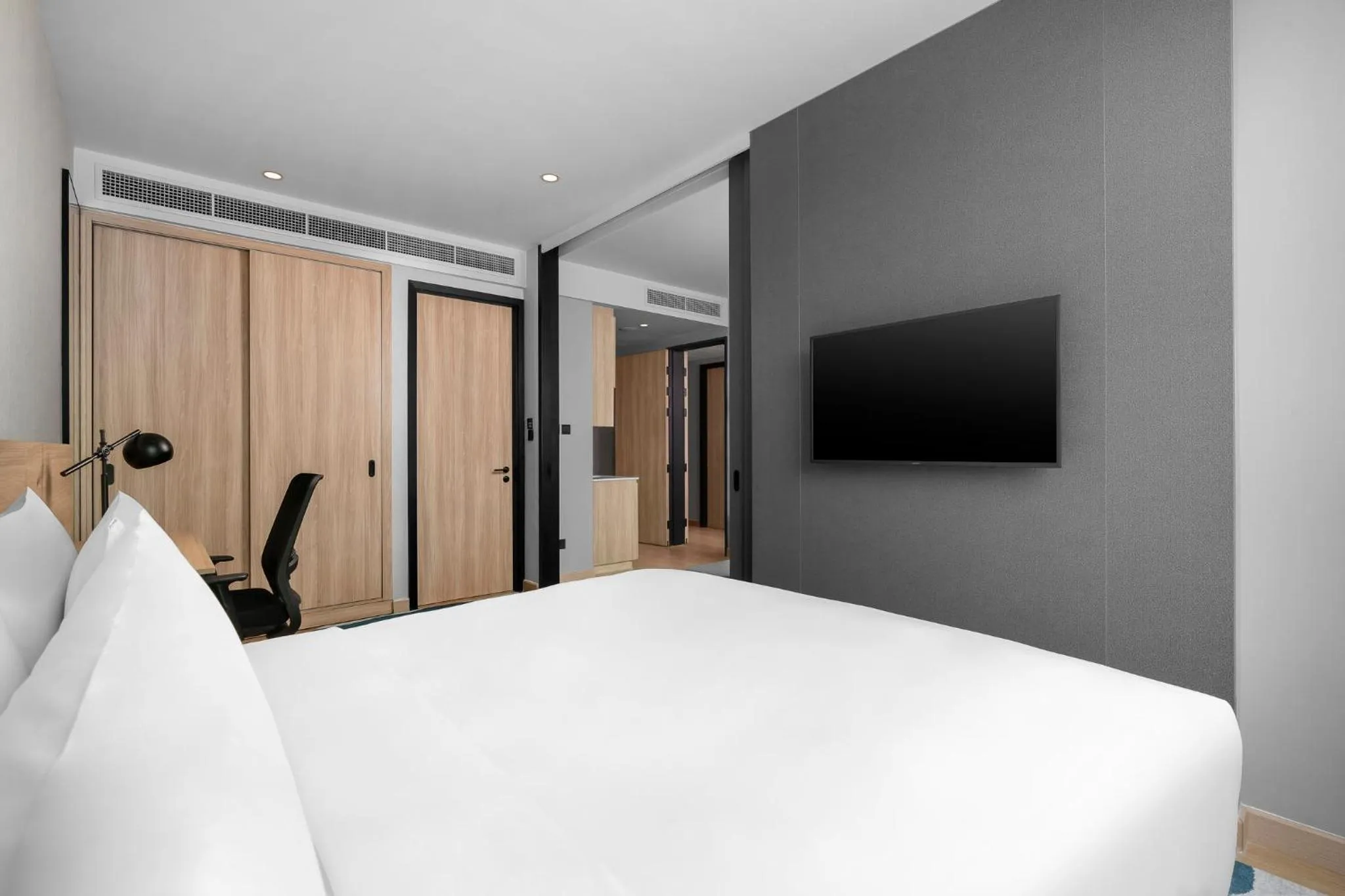 Photo of the whole room, Bed in Holiday Inn & Suites Siracha Laemchabang by IHG